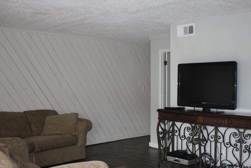 Centrally located in The Heart of Destin. Affordable 2 Bedroom 1 and 1/2 bath, ground floor. Remodeled, updated flooring and new appliances. Washer/Dryer hook up. Close to Beaches, Restaurants, Shopping & Entertainment. Amenities include: 3 Pools, Tennis, Out Door Grills, Community Rooms, Buyer to verify any & all dimensions.