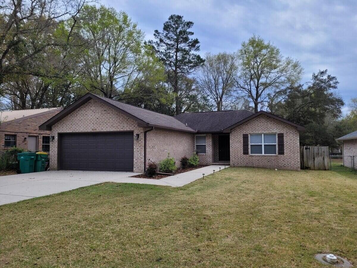available June 1rst, Great Home for rent in Central Niceville, 3 Bedroom 2 bath, split floorplan, deck, fenced yard, built 2014