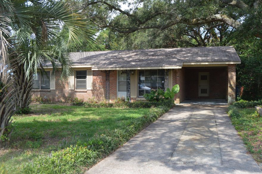 Great location close to everything!!! Charming 3 bed/1.5 bath home with large fenced in backyard. Home features a Florida room/den off the kitchen and dining room, making it perfect for entertaining. In addition to that, there is also a screened in patio as well. Call today for your personal tour!