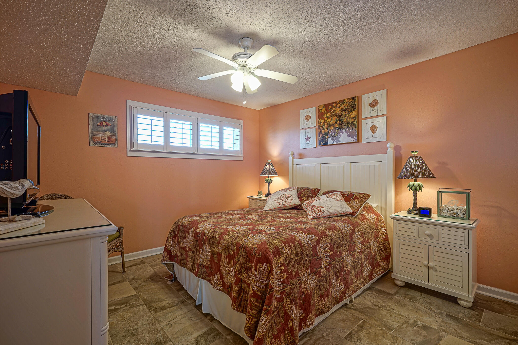 ISLANDER CONDO - Residential