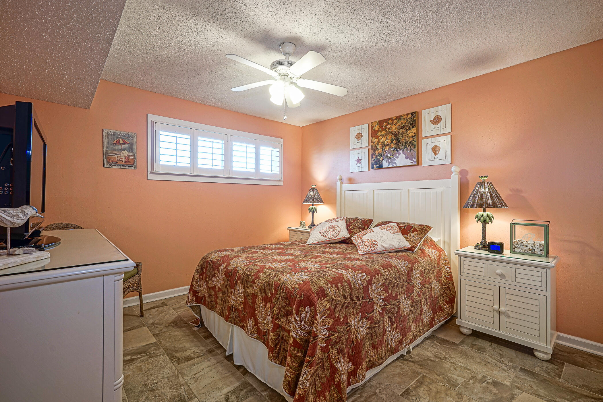 ISLANDER CONDO - Residential