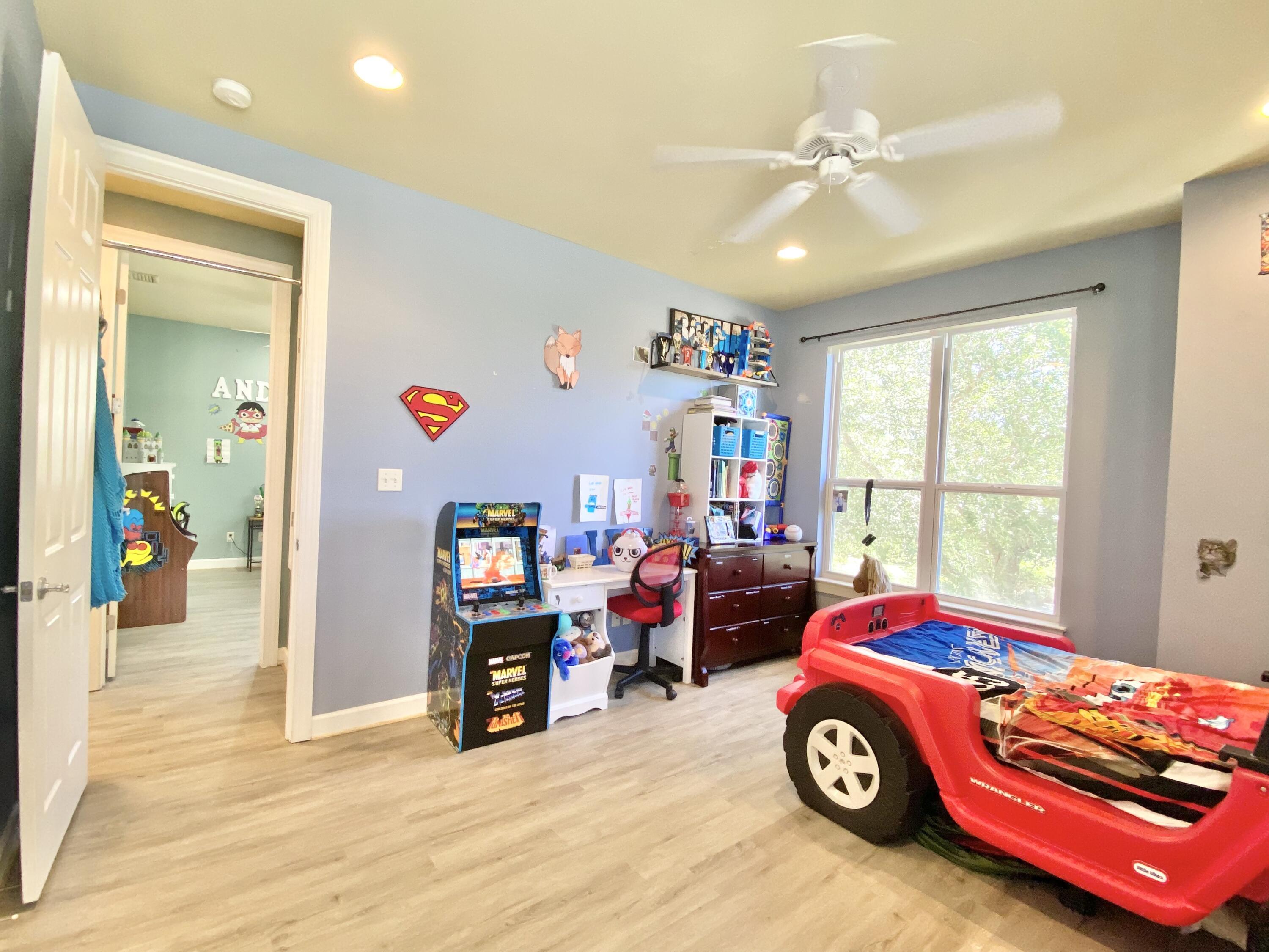 CRYSTAL LAKE - Residential