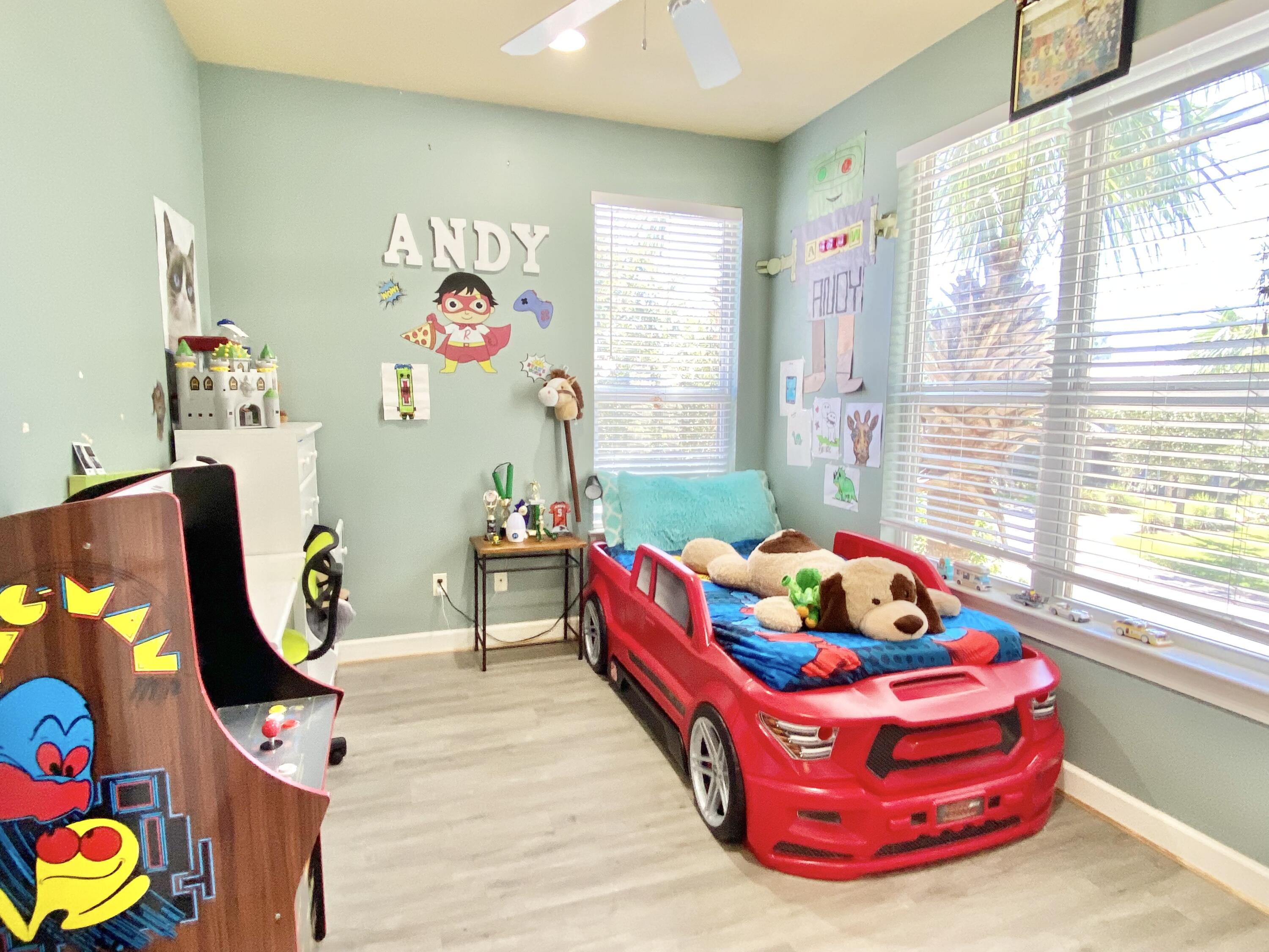 CRYSTAL LAKE - Residential