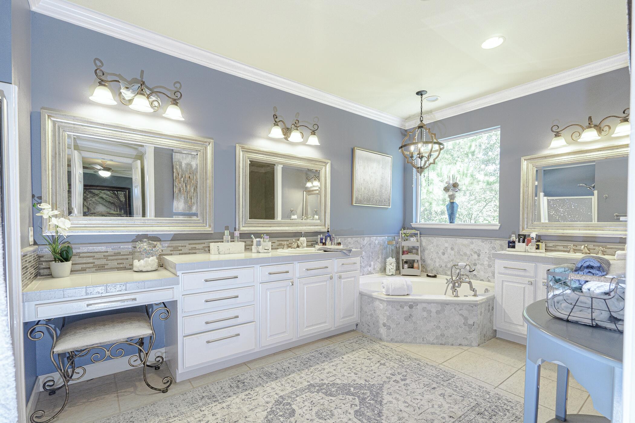 CRYSTAL LAKE - Residential