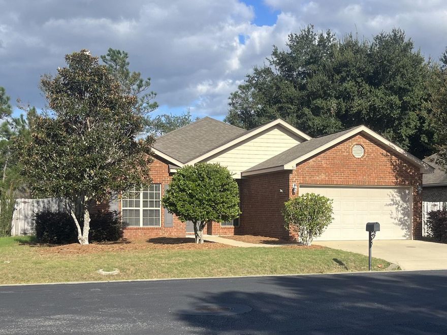 This WELL MAINTAINED 3 bed/2 bath ranch boasts an open floor plan. Located in the quiet neighborhood of Peach Creek!   Convenient split bedroom arrangement combined with large living room, separate dining room, breakfast area,  granite counter tops & maple cabinets in kitchen & baths. Arched doorways, 6-panel interior framed doors, exterior French doors to the Patio, and tray ceilings in living area and master bedroom to name a few highlights. Large master en suite with soaking tub, separate shower, enclosed toilet, and walk-in closet. Living area has laminate wood flooring. Kitchen, baths, foyer and laundry room are tiled. 2 inch vinyl blinds on all windows and french doors. The master bedroom & two guest bedrooms are carpeted. There are ceiling fans in all bedrooms and living area.