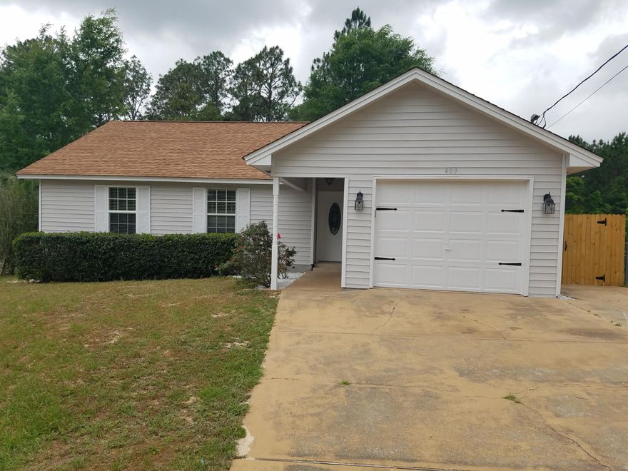 Looking for a Great location, in Southwest of Crestview, were is Quiet and move in ready? Come and look at this the most adorable and warmest place that you will call it home with Lots of features and New upgrades. Like Brand new Energy efficient AC unit, New Rustic flooring, Top Brand appliances, and New smart Home devices that will make your family life safer.
And a lot more to see.