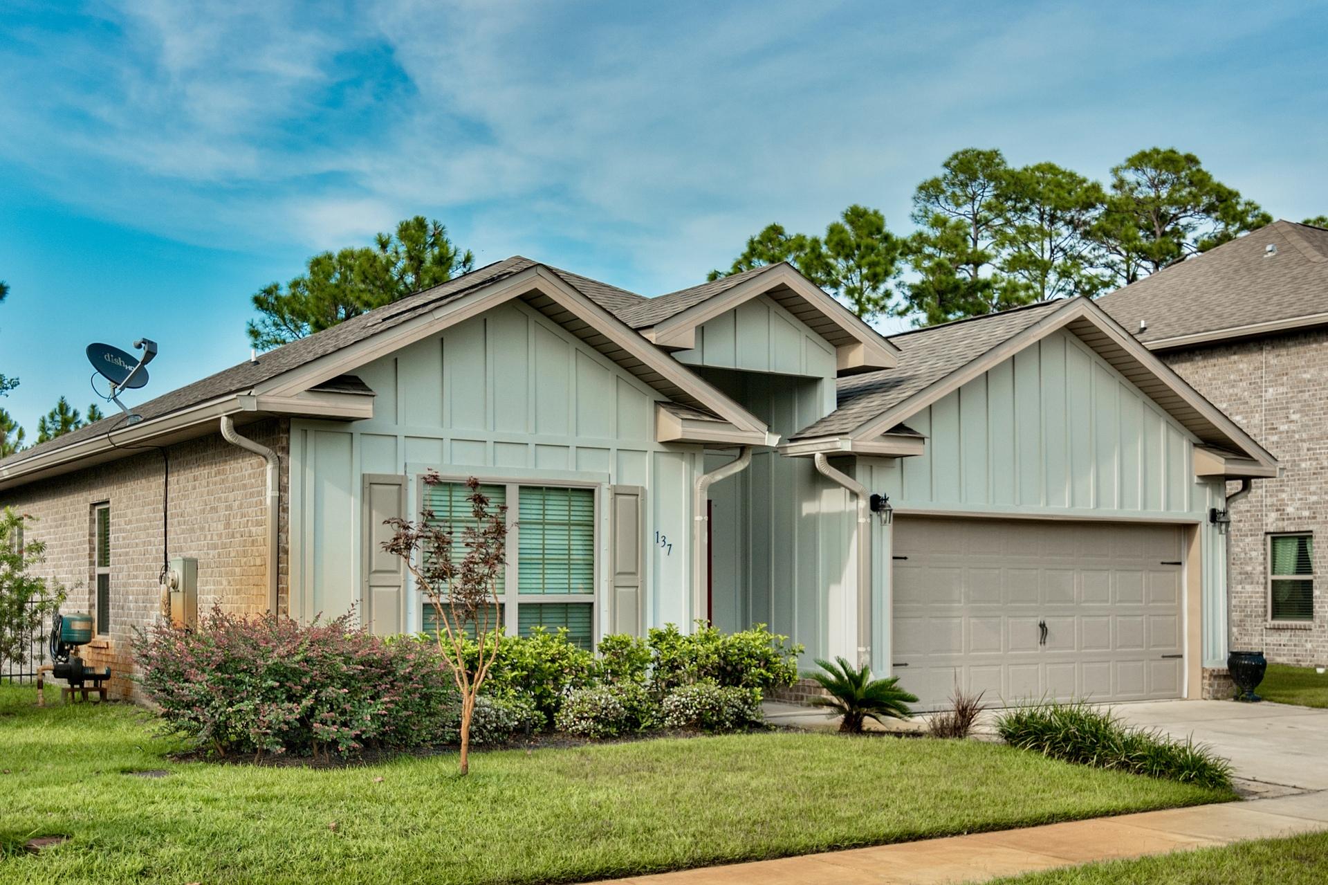 WHISPERING LAKE - Residential