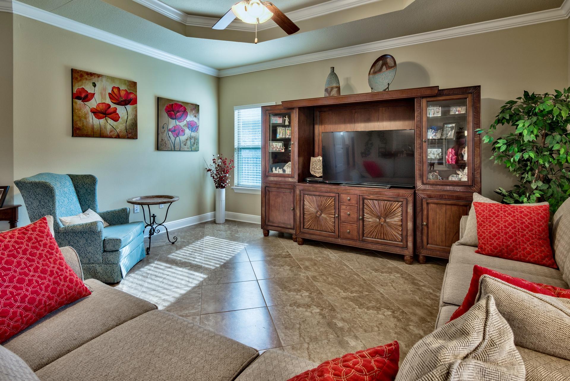 WHISPERING LAKE - Residential