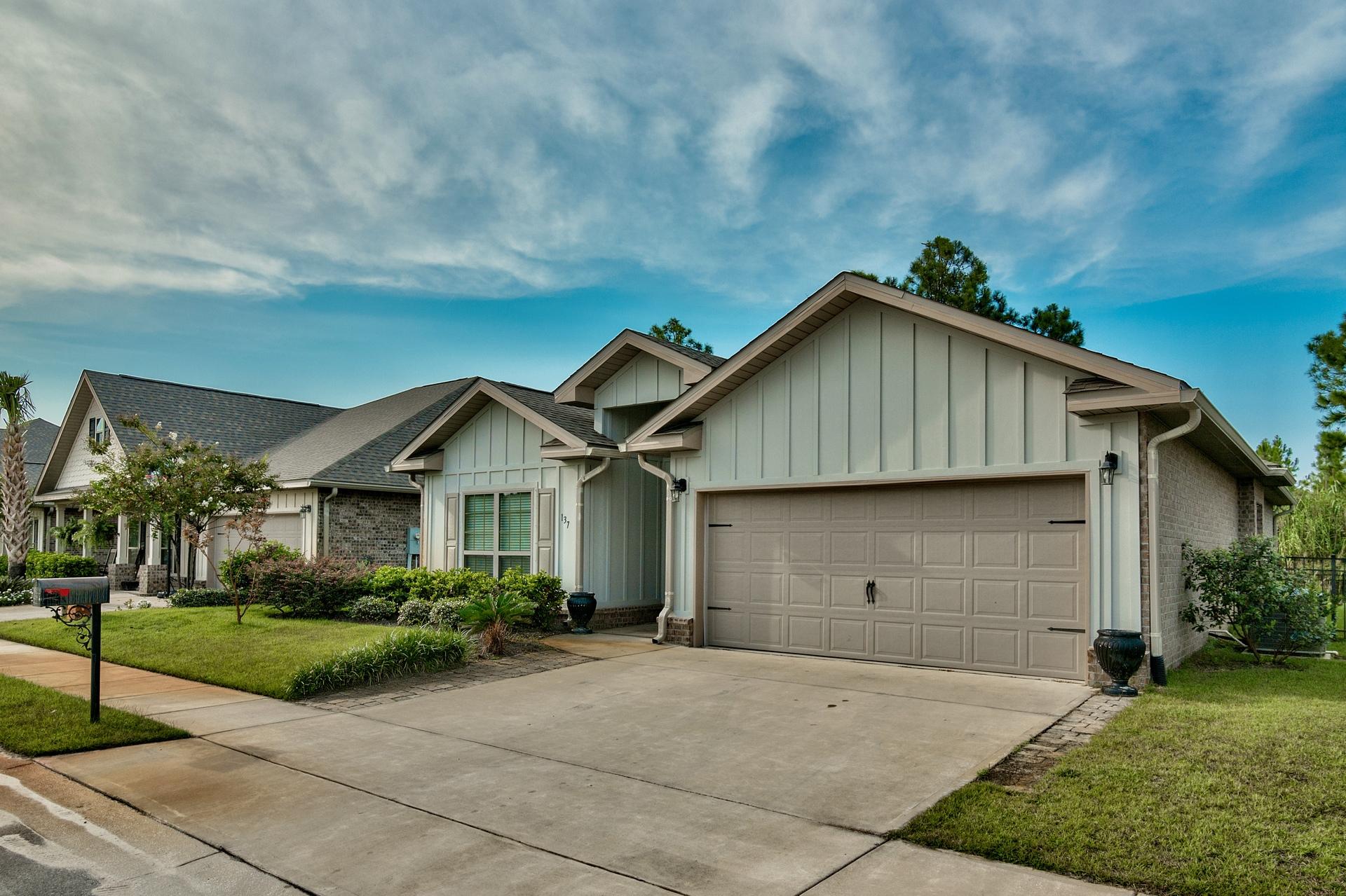 WHISPERING LAKE - Residential