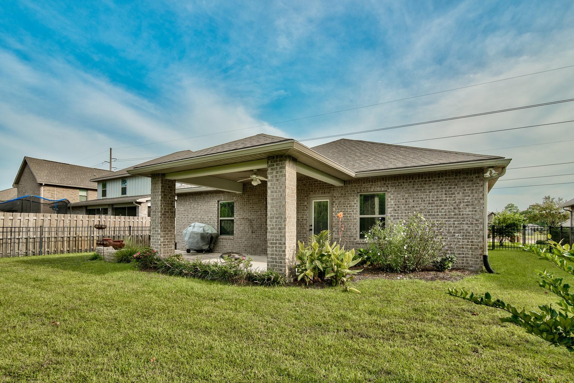 WHISPERING LAKE - Residential