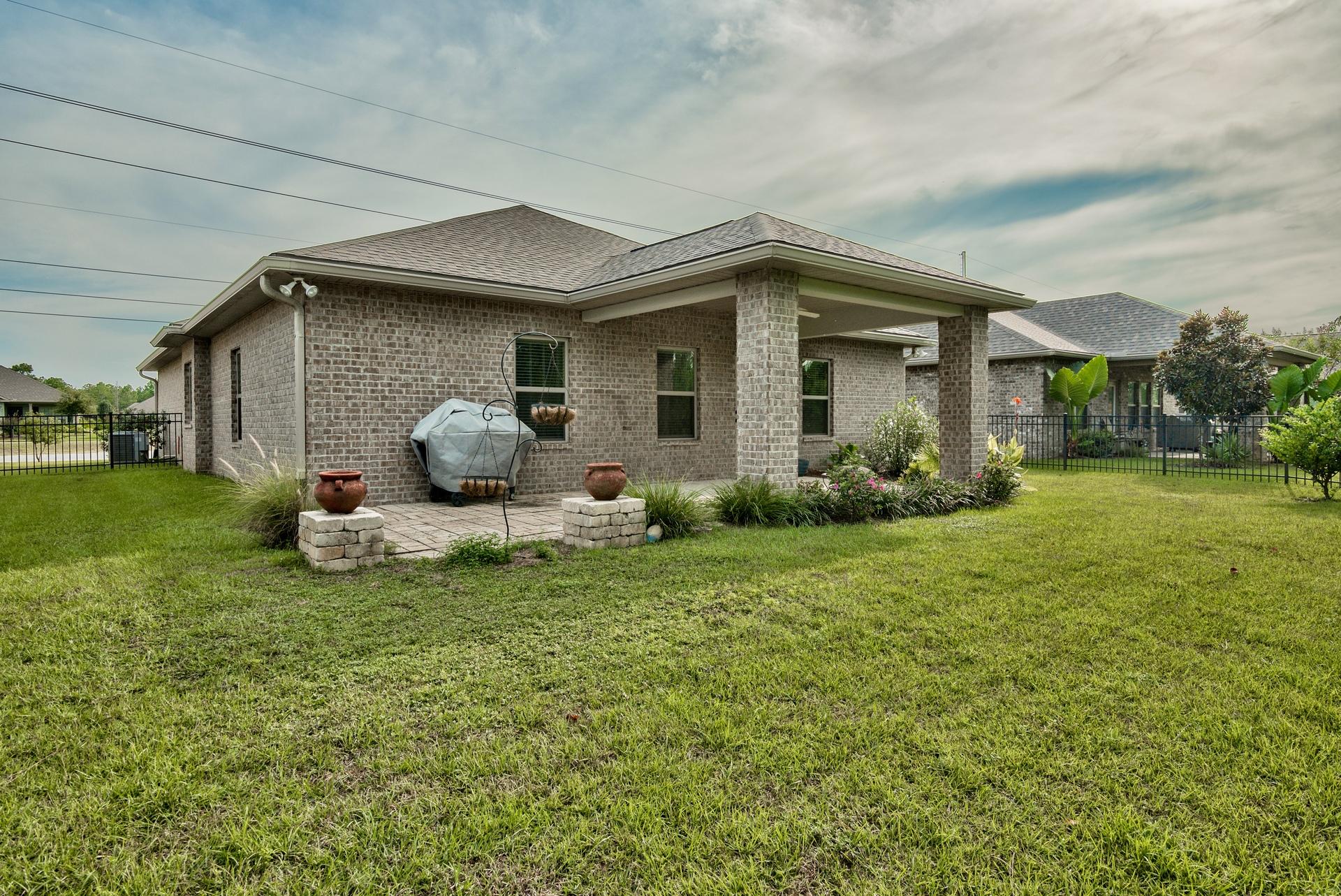 WHISPERING LAKE - Residential