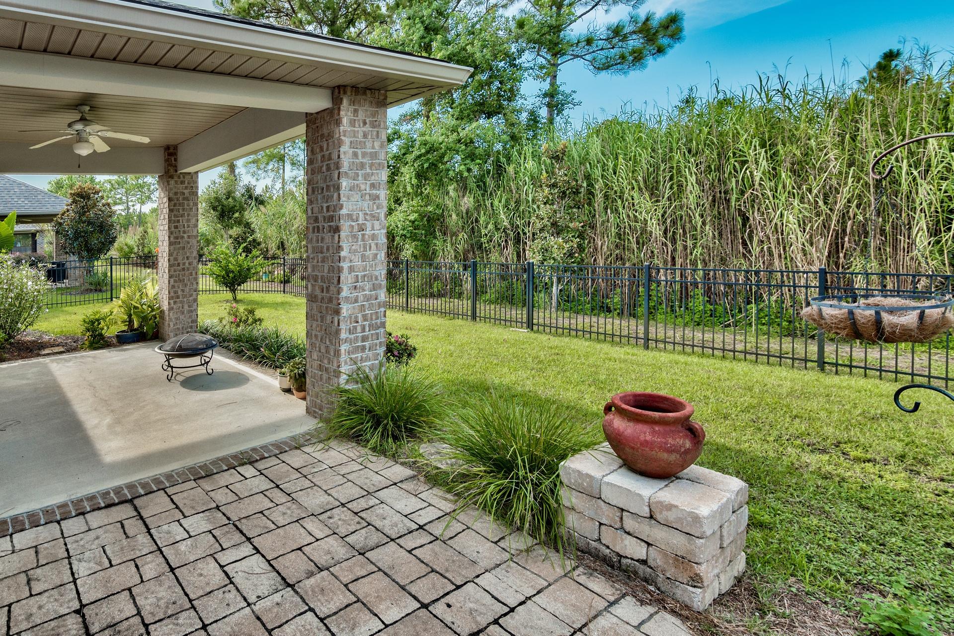 WHISPERING LAKE - Residential