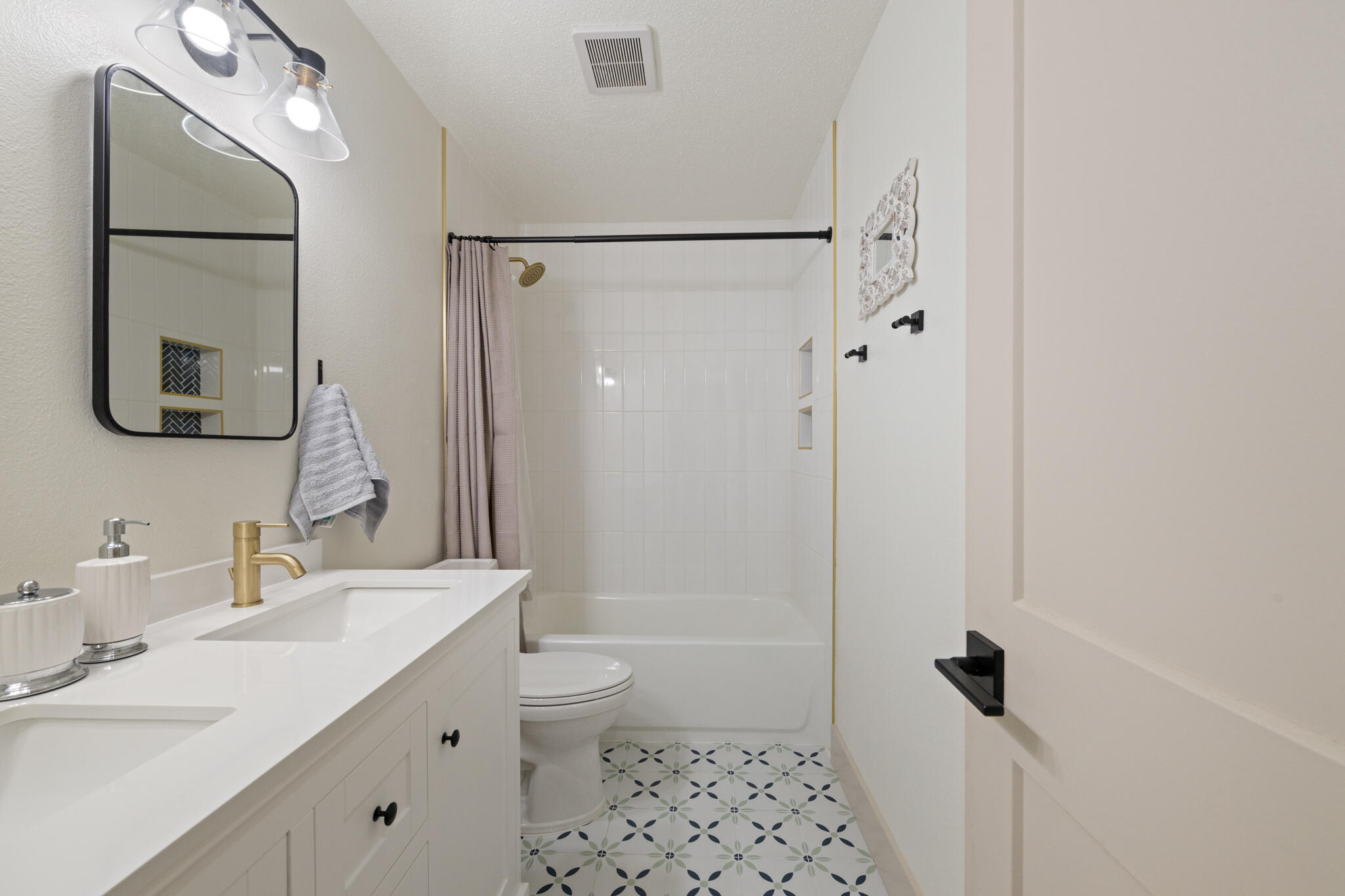 CAROL ANNE MANOR - Residential