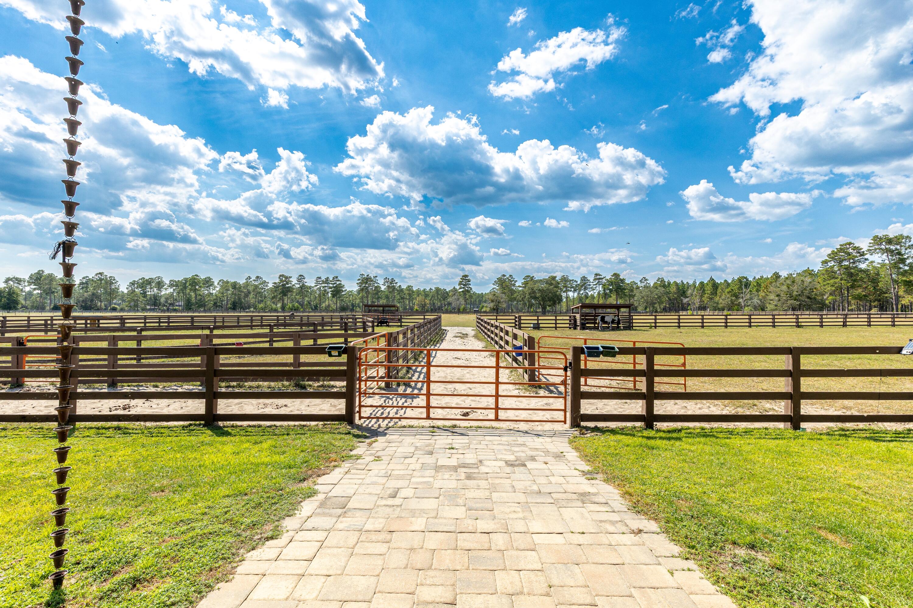 STABLES AT SANDY PINE - Farm