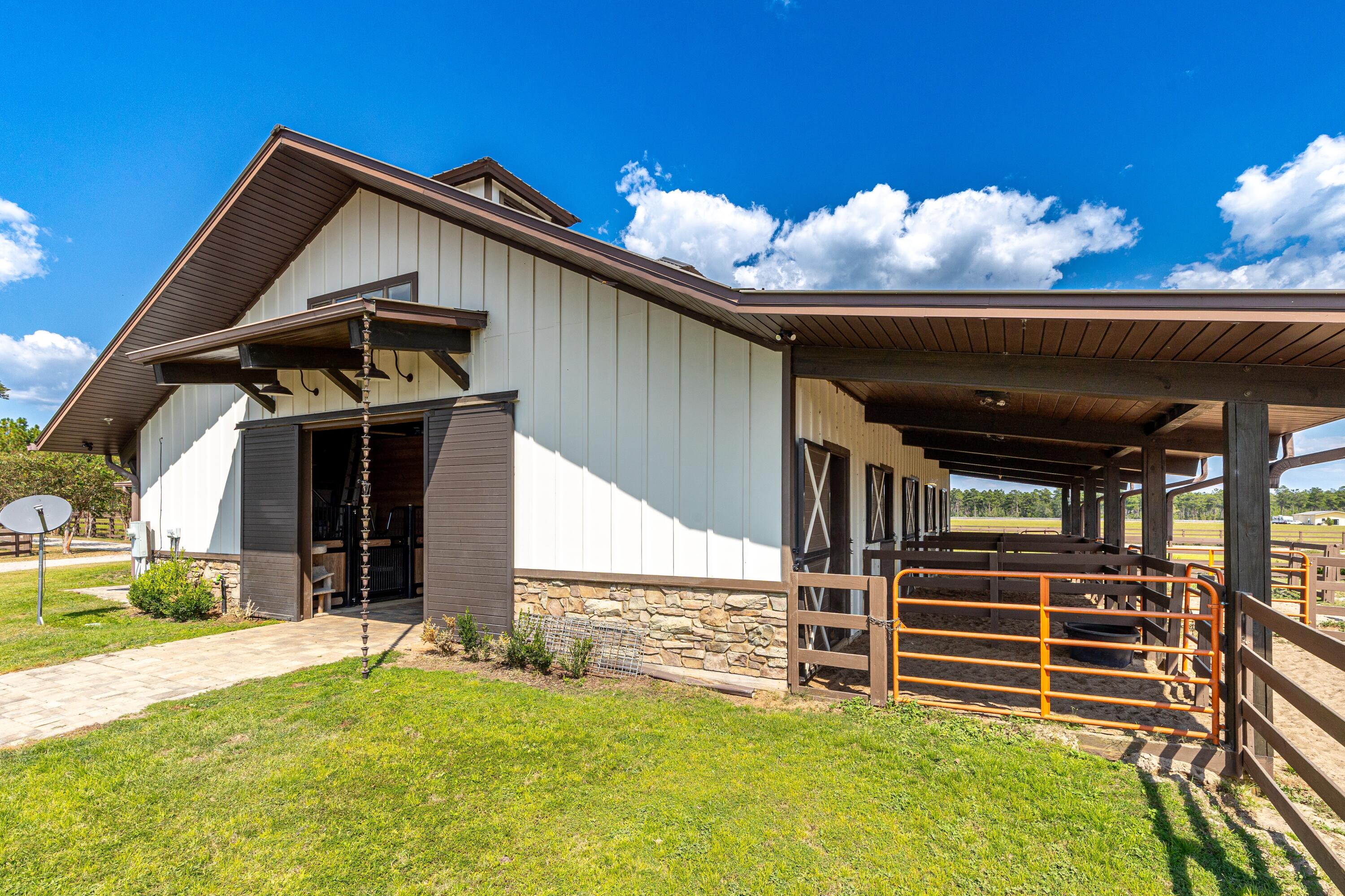 STABLES AT SANDY PINE - Farm