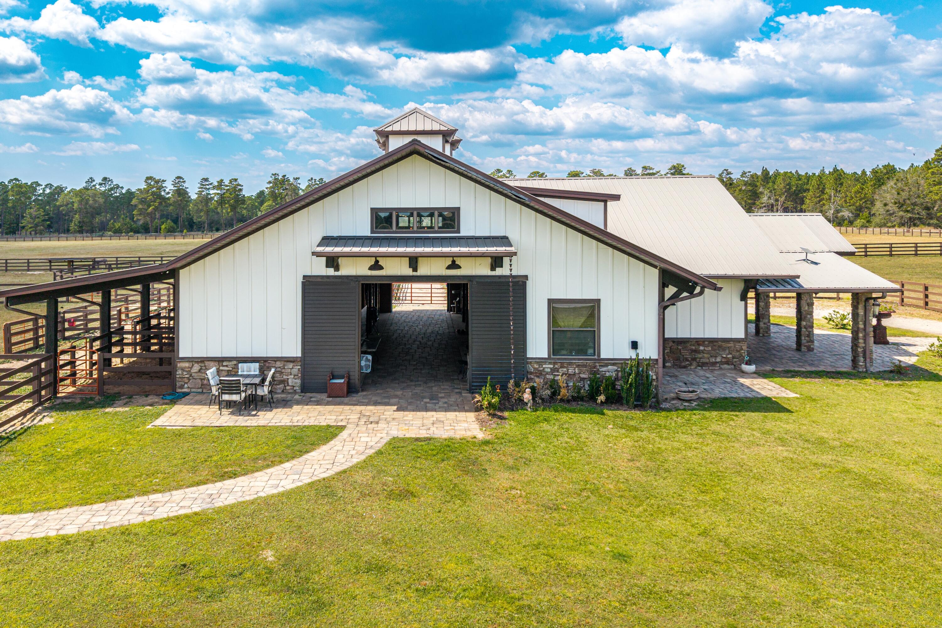 STABLES AT SANDY PINE - Farm