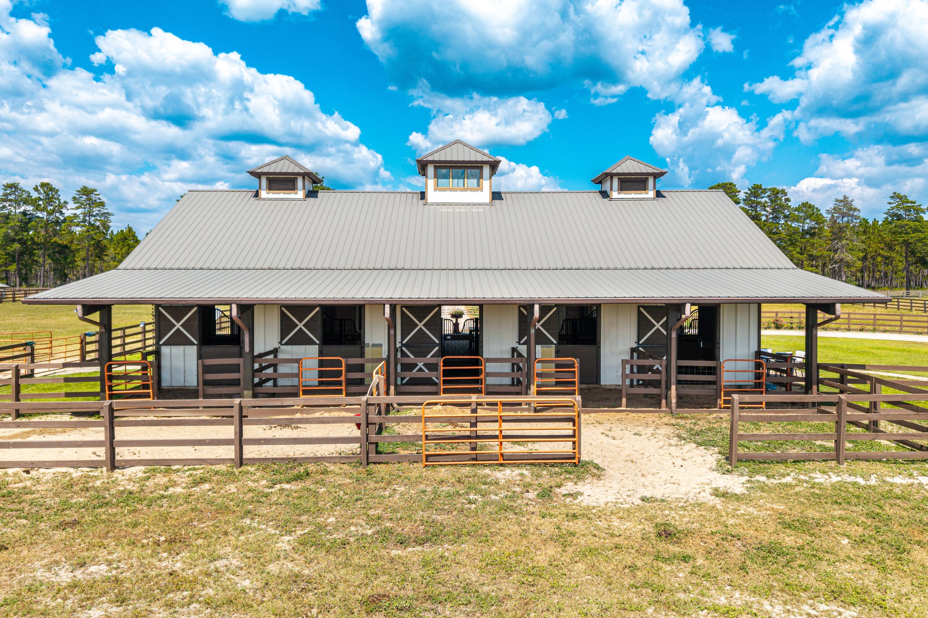 STABLES AT SANDY PINE - Farm