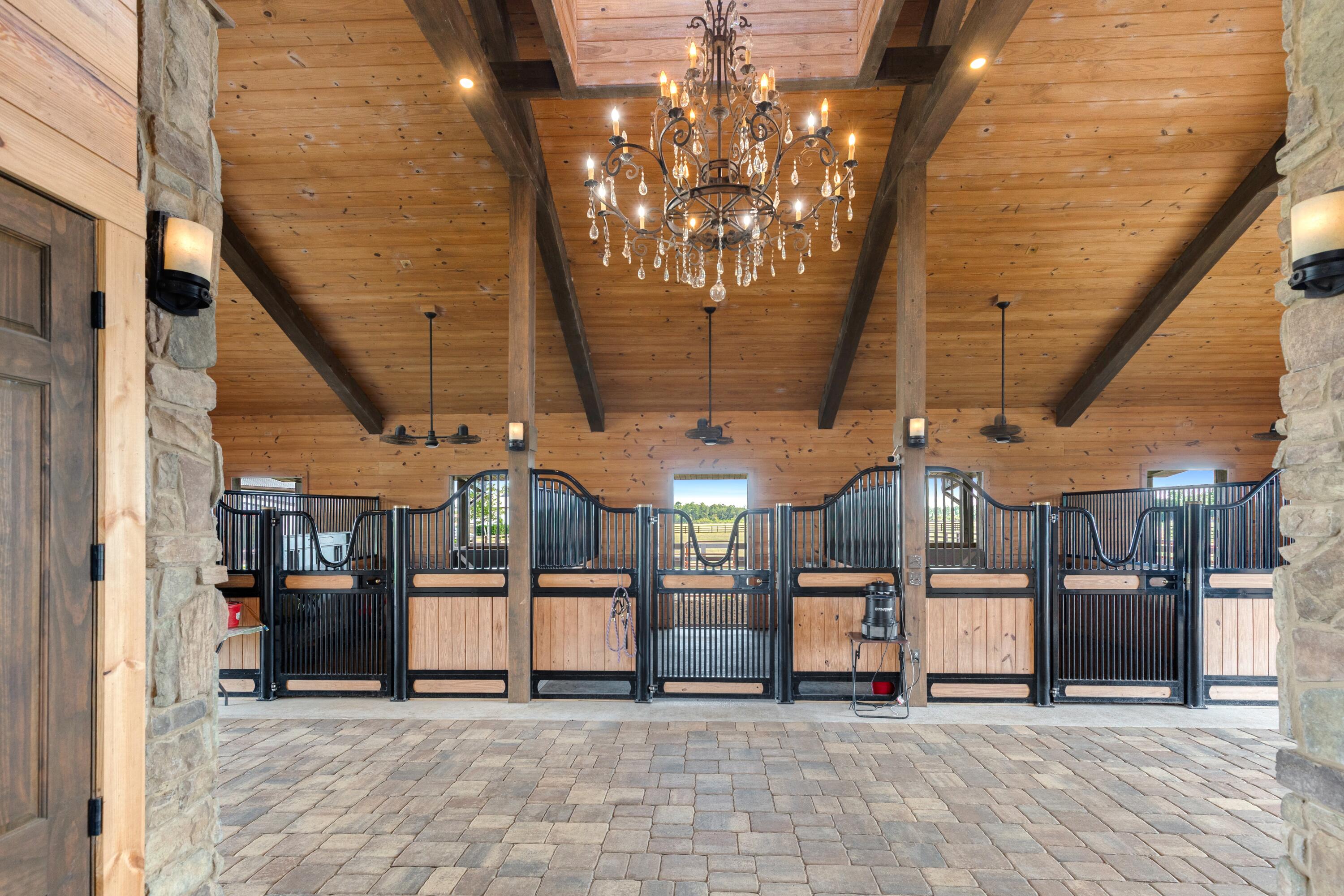 STABLES AT SANDY PINE - Farm