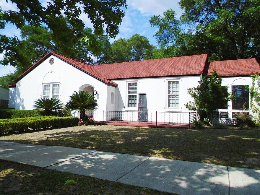 GREAT SPANISH STYLE VICTORIAN HOME LOCATED ON CIRLCE DRIVE. TONS OF HISTORIC CHARM LEFT WITH AN AMAZING VIEW OF THE LAKE, GREAT YARD AND TONS OF ROOM TO MAKE THIS YOUR FOREVER HOME! HOME HAS A NEW ROOF, GREAT NEW MASTER BATH ADDITION, ALONG WITH AN AMAZING SUNROOM WITH CENTRAL HEAT AND AIR. HOME OFFERS 3 BR, 2 BA A FORMAL DINING AND LIVING.
