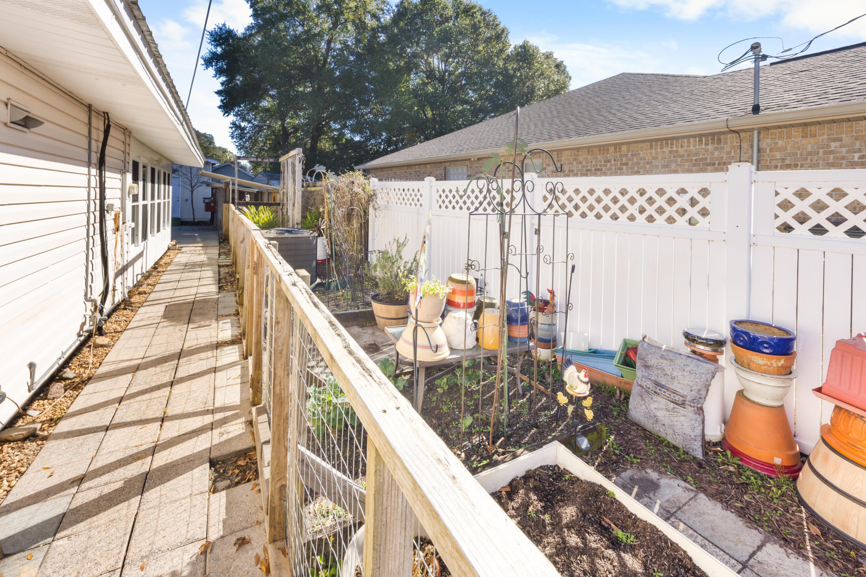 ELLIOTTS POINT 7TH ADDN - Residential