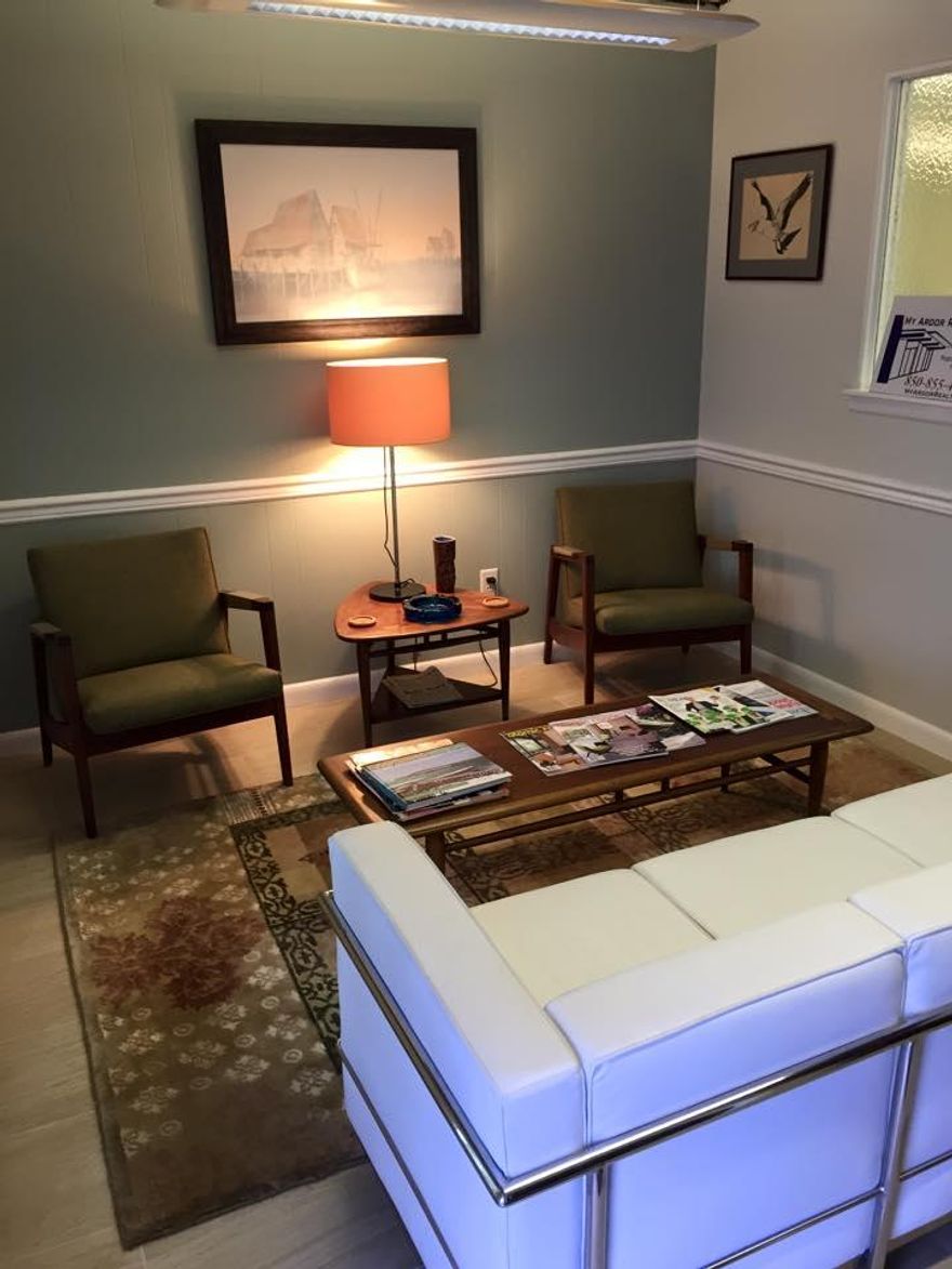 Single room office located in an updated, modern building and in the heart of Downtown Fort Walton Beach. Tenant will have access to all building facilities to include kitchen, bathroom, patio, wi-fi, printer, conference rooms and after hour usage with notice. Located next door to Salty Duck and 1 draft beer of choice per week is included in rent. One pitcher per week with long term lease. :)