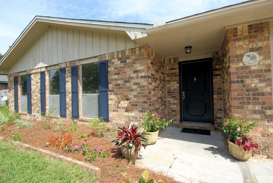 Turn-Key, ready and waiting for you! Enjoy the rest of the summer in your own pool. ****NEW ROOF**** Remodeled home has open floor plan with brand*** New Kitchen and appliances***. Fresh paint throughout and real hardwood floors in the main living area.***NEW Pool Liner and Pool Pump***.Home is located in Bluewater Bay which hosts it's own golf course, marina and tennis courts. Five miles to the white sandy beaches of Destin and walking distance to groceries, restaurants, Doctors Offices, Drug stores, Post Office and Banks 15 Min Drive To Eglin Afb.,20 Min Drive to Duke Field with new by-pass,30 Minute Drive to Hurlburt Field.*** Peace of Mind Home Warranty Included***