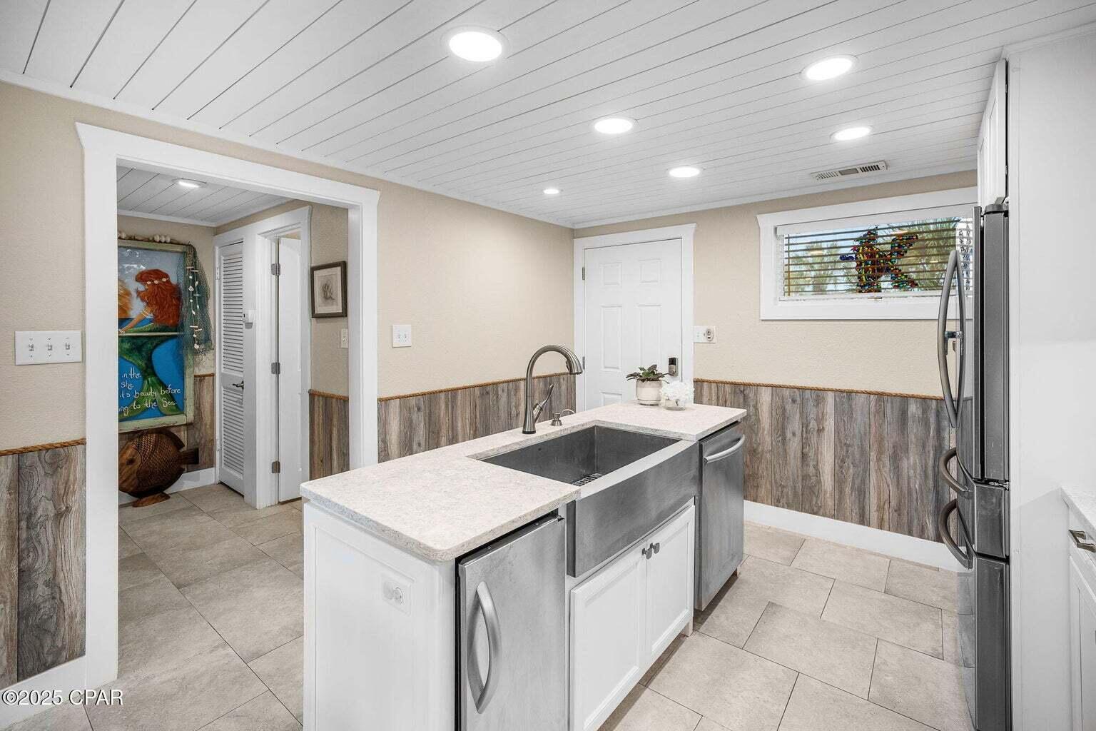 SUNNYSIDE BEACH & TENNIS CONDO - Residential