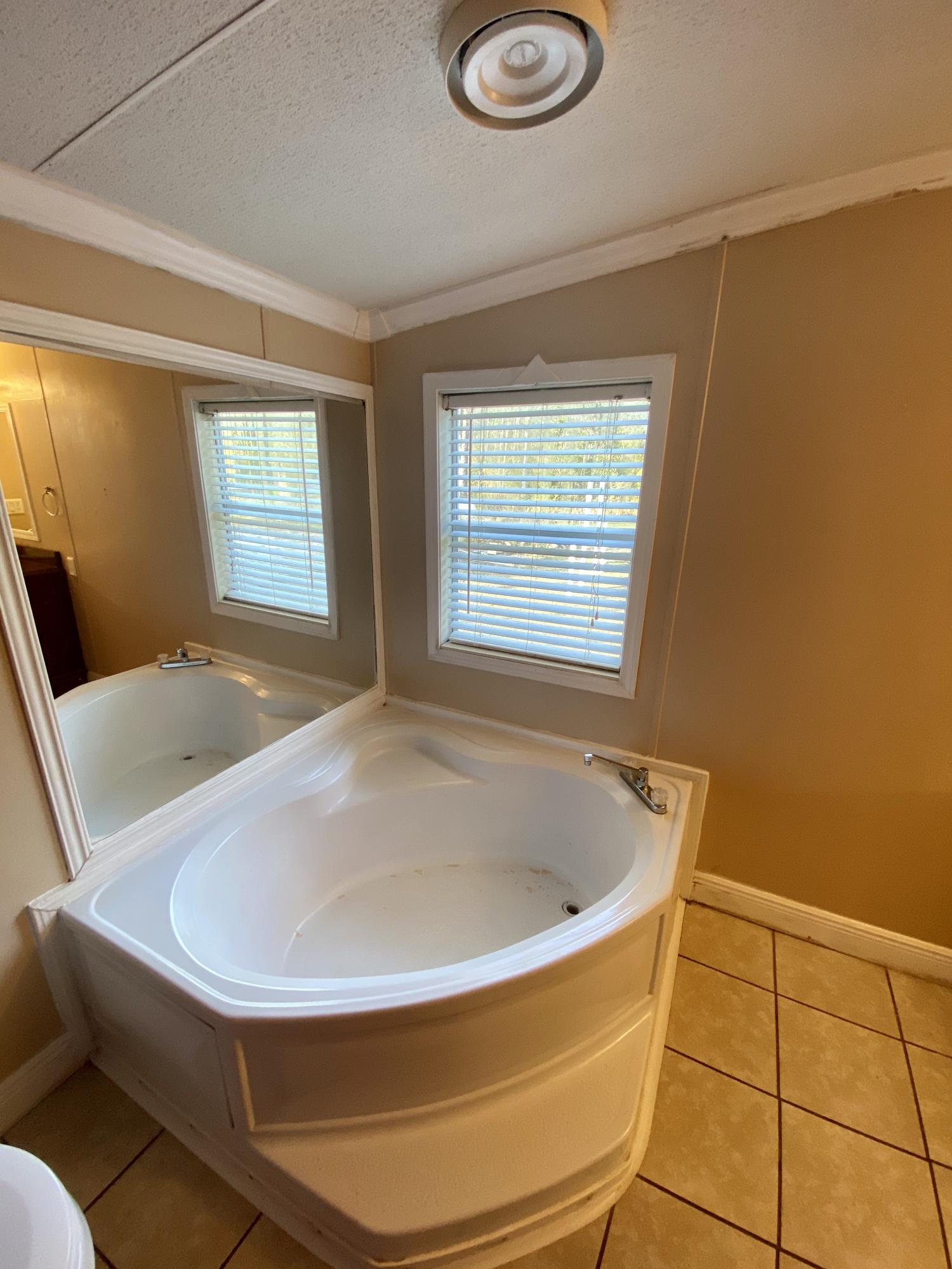 (LOT 6 BLK D MALLET PINES S/D UNREC) DESC AS: COM @ THE NW/C OF SEC 35; E 369.36FT ALONG SEC LINE, S - Residential