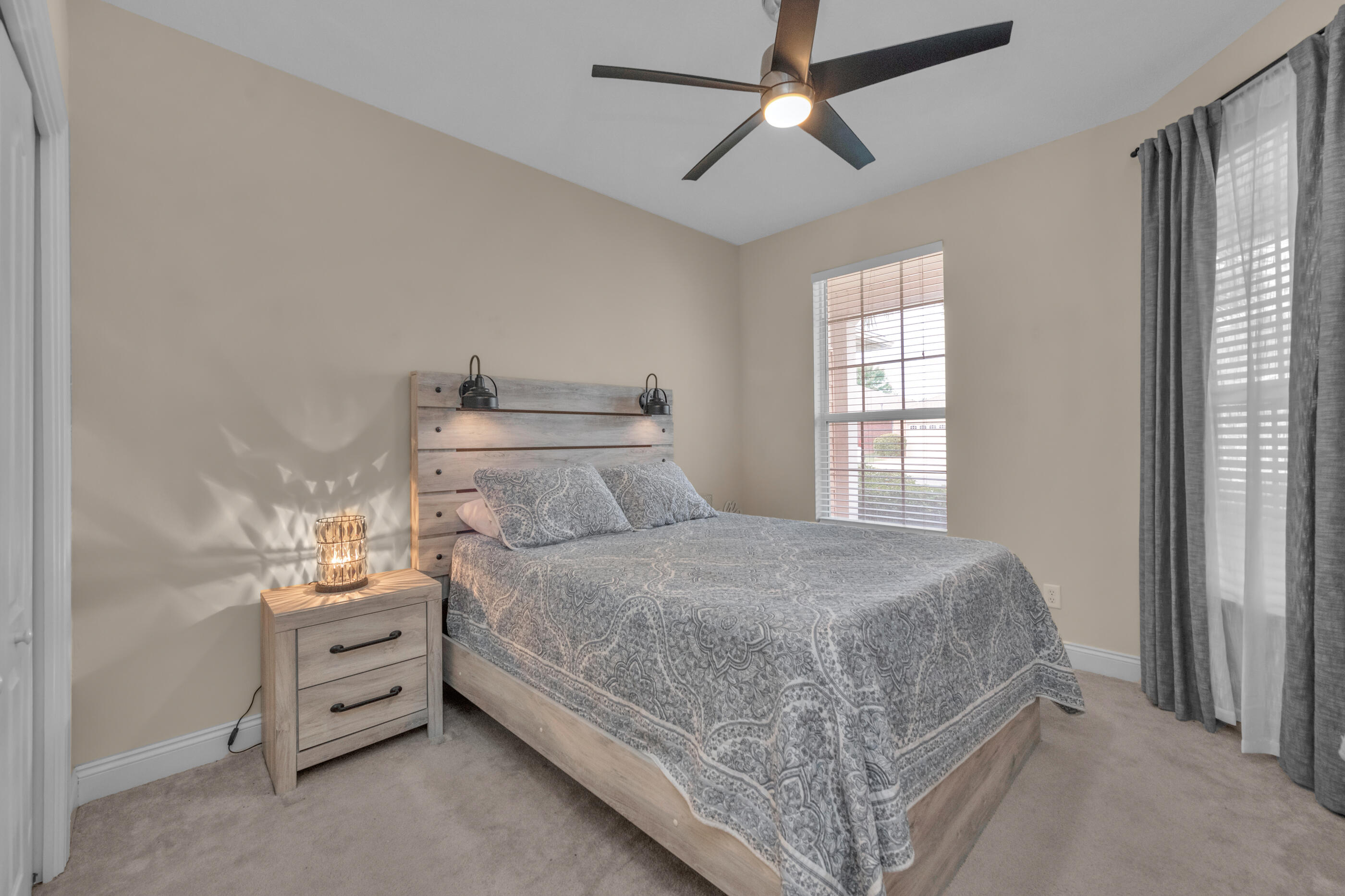 DIAMOND LAKES - Residential