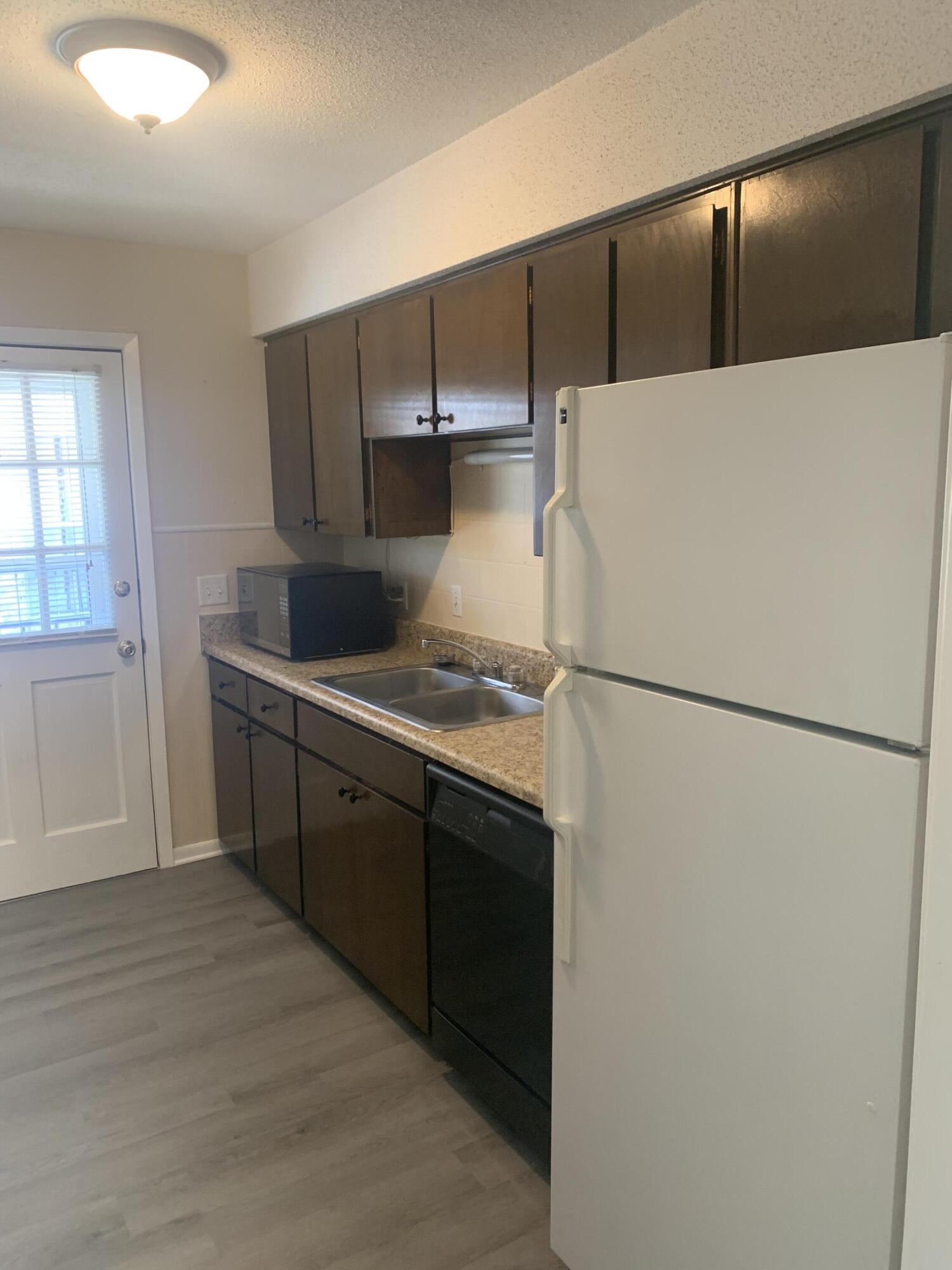 COUNTRY CLUB CONDO - Residential Lease