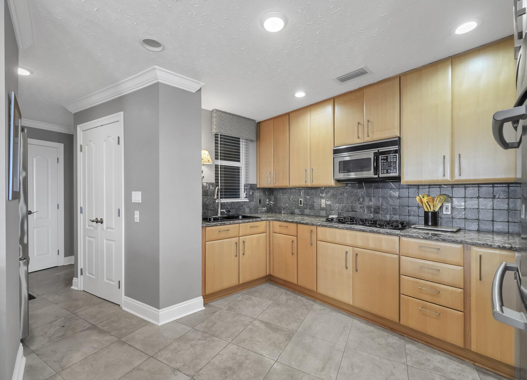 PALM COURT YACHT CLUB - Residential