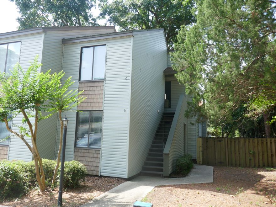 CHARMING & ACCESSIBLE DOWNSTAIRS ELM PLACE CONDO IS IN THE VERY DESIRABLE ELLIOTT POINT AREA, NOT FAR FROM BROOKS BRIDGE. IT IS CLOSE TO GROCERY STORES, RESTAURANTS, DOWNTOWN SHOPPING, LIBRARY, ETC. AND A QUICK ROUTE TO OKALOOSA ISLAND BEACHES!
THE UNIT FEATURES A SUNKEN LIVING ROOM WITH A FIREPLACE THAT YOU WILL ENJOY WHEN COOL WEATHER ARRIVES!
FROM THE LIVING ROOM, YOU EASILY SEE INTO THE DINING ROOM, KITCHEN & HALLWAY
IN ADDITION, A LARGE SLIDING GLASS DOOR LEADS OUT OF THE LIVING ROOM ONTO A COVERED PATIO AND PRIVACY FENCED BACK YARD AREA, MAKING THE SPACE SEEM EVEN MORE LARGE AND OFFERING A PERFECT PLACE TO UNWIND! THE OPEN CONCEPT LAYOUT LETS YOU ENTERTAIN FAMILY AND FRIENDS WITHOUT FEELING OVERLY CROWDED!
THE AFFORDABLE PRICE MAKES THIS A MUST SEE!