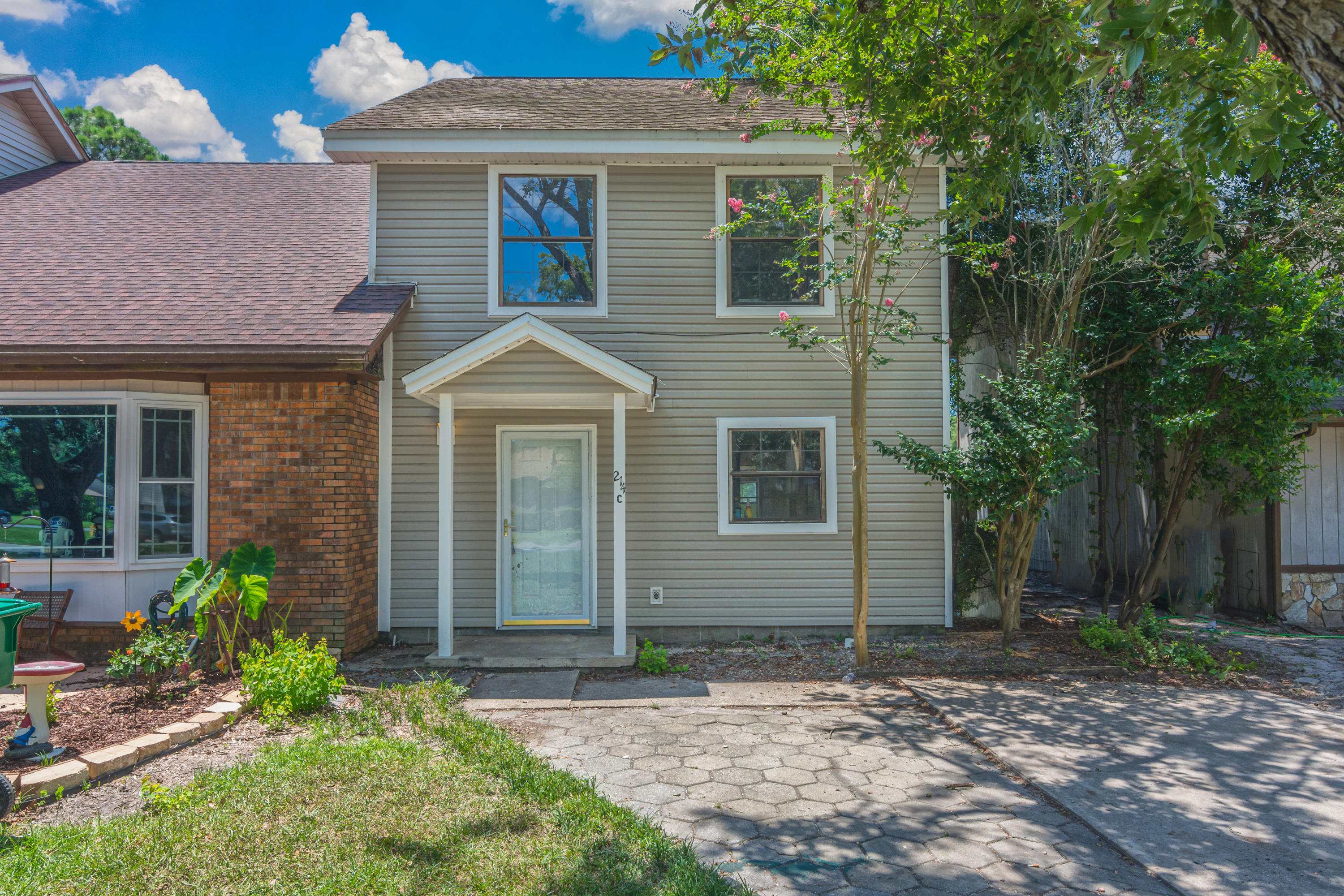 Adorable and spacious end-unit townhome in the heart of FWB with no HOA! Located on a quiet street, backing up to a peaceful pond, this 2 bedroom 2 bath townhome delivers! Large kitchen, tile floors downstairs, and new carpeting upstairs makes this a perfect home or rental. Location is awesome, close to bases and shopping!