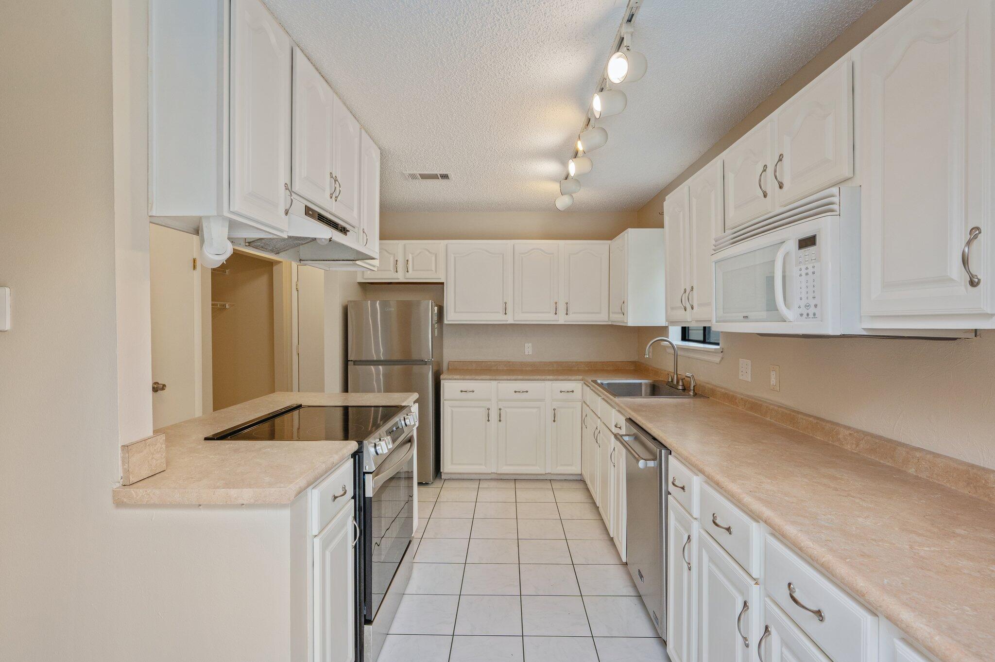 HOLLEY BY THE SEA - Residential