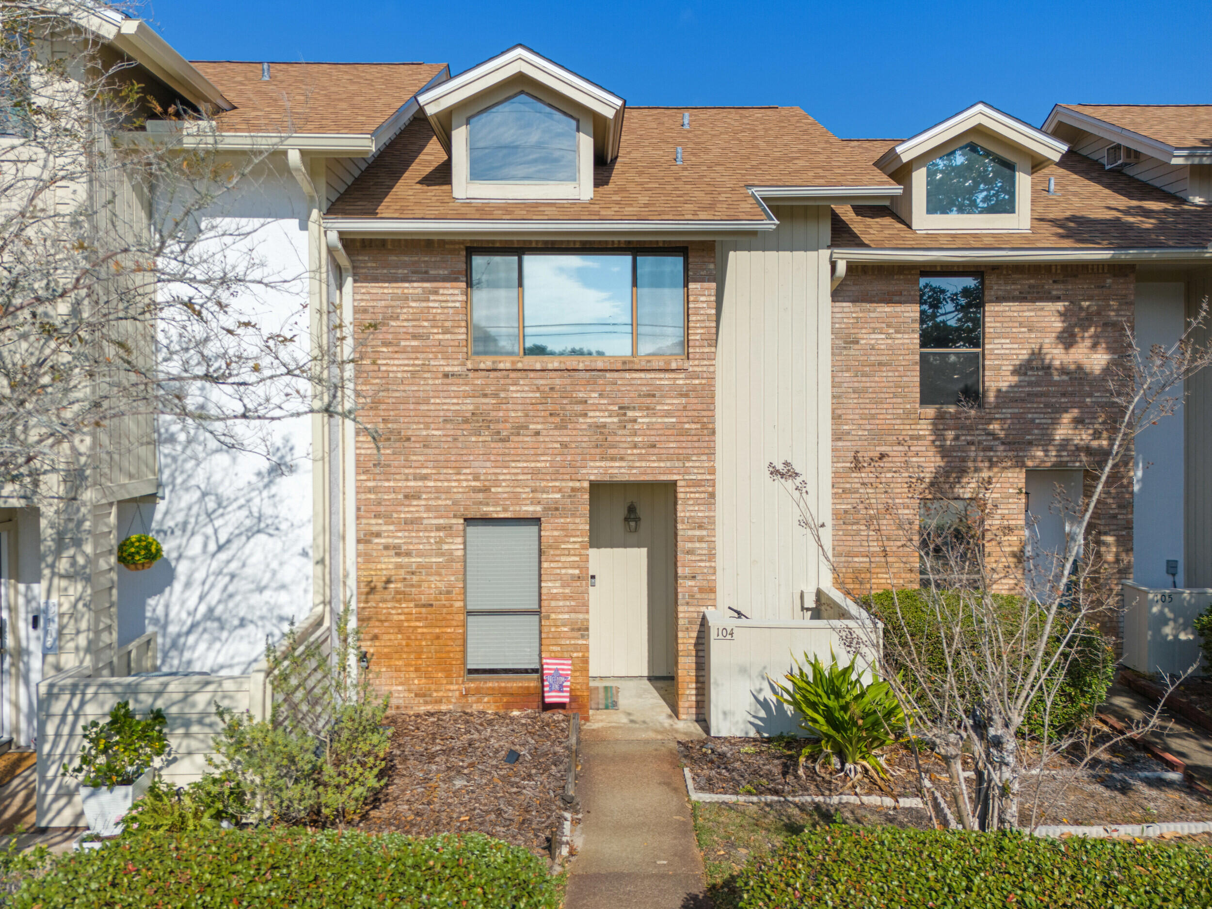 MAGNOLIA BAY CLUB T/H PH I UNIT 104 - Residential