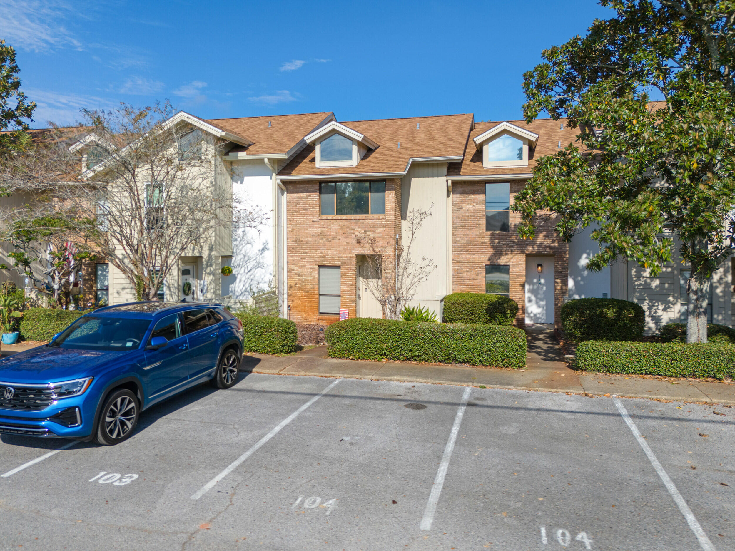 MAGNOLIA BAY CLUB T/H PH I UNIT 104 - Residential