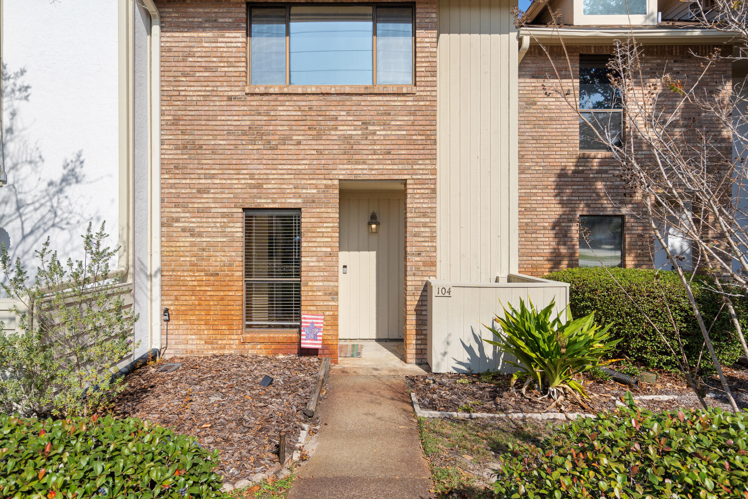 MAGNOLIA BAY CLUB T/H PH I UNIT 104 - Residential