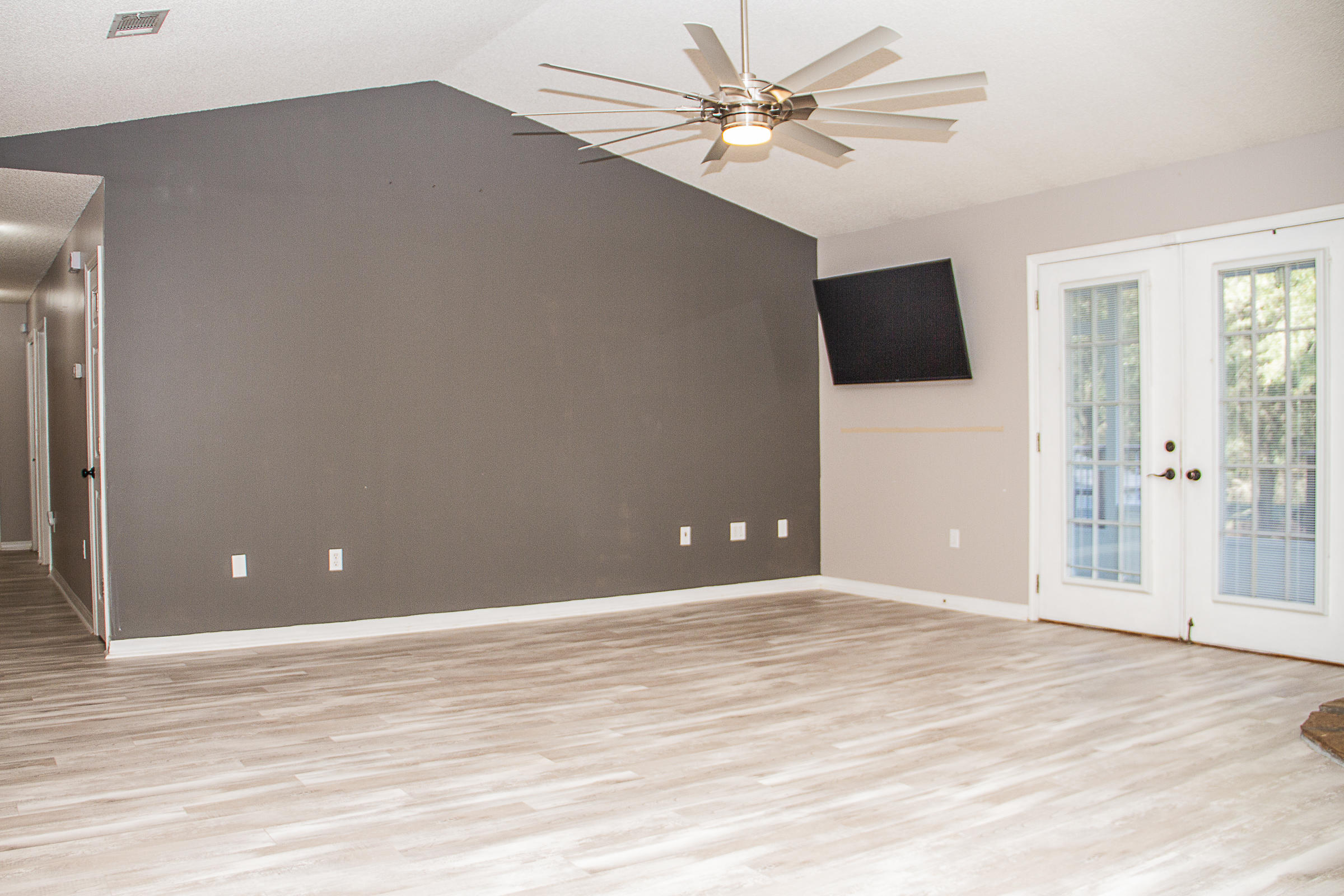 KENNEDY LAKE - Residential