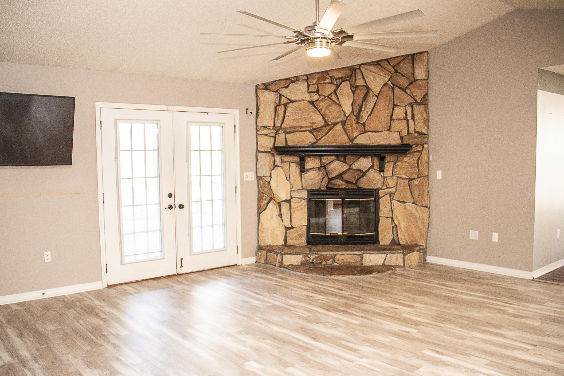 KENNEDY LAKE - Residential