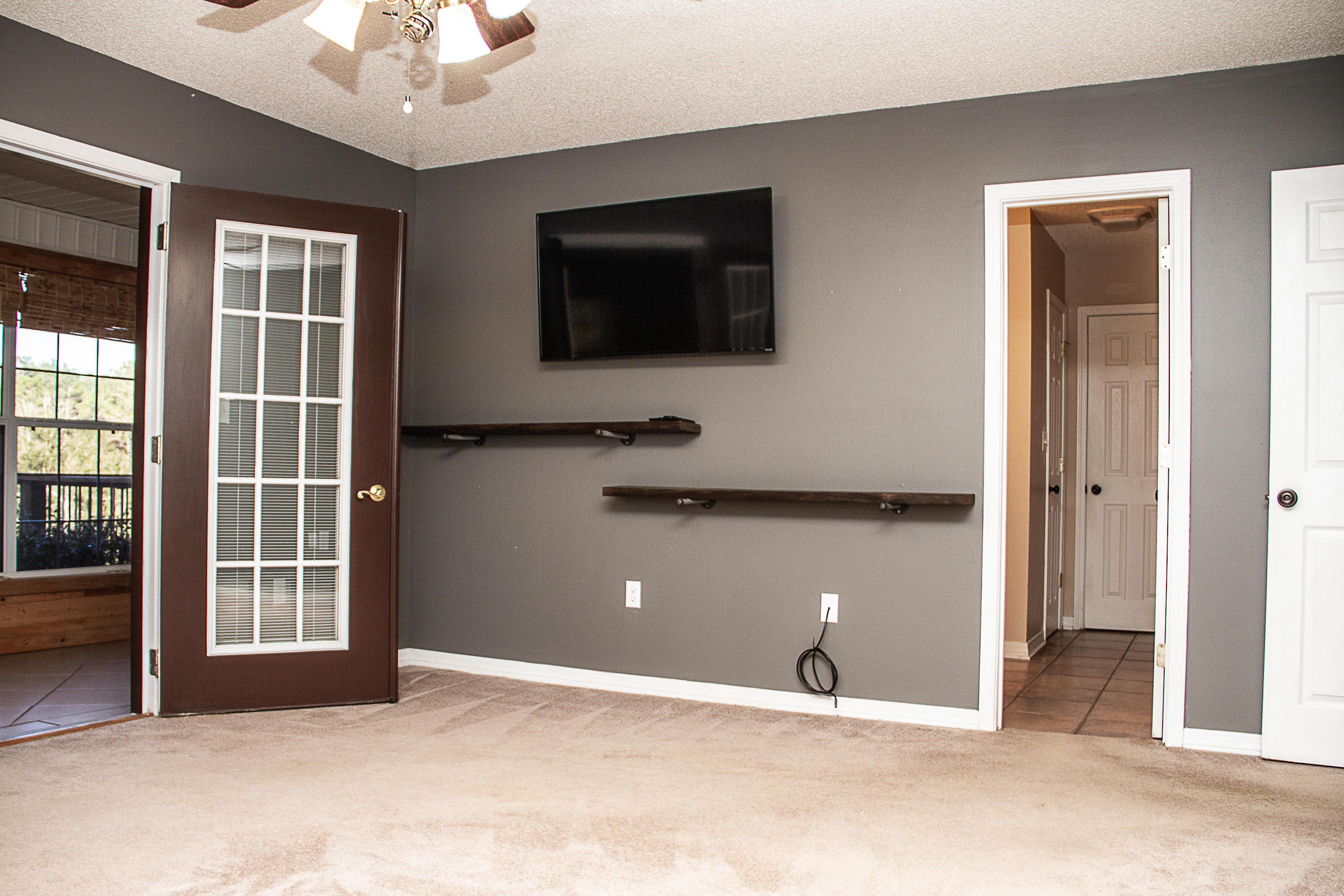 KENNEDY LAKE - Residential