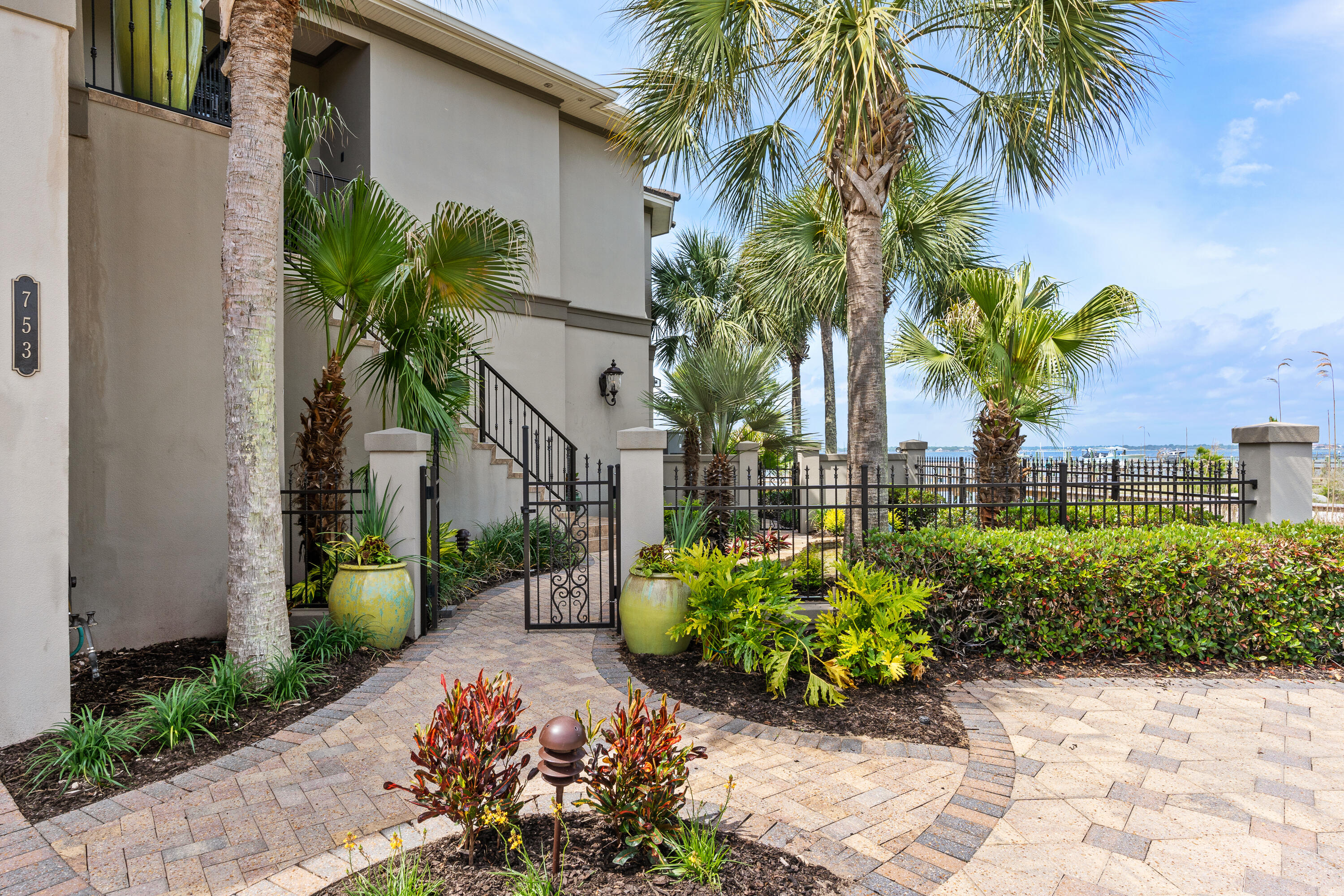 BLACK POINTE - Residential