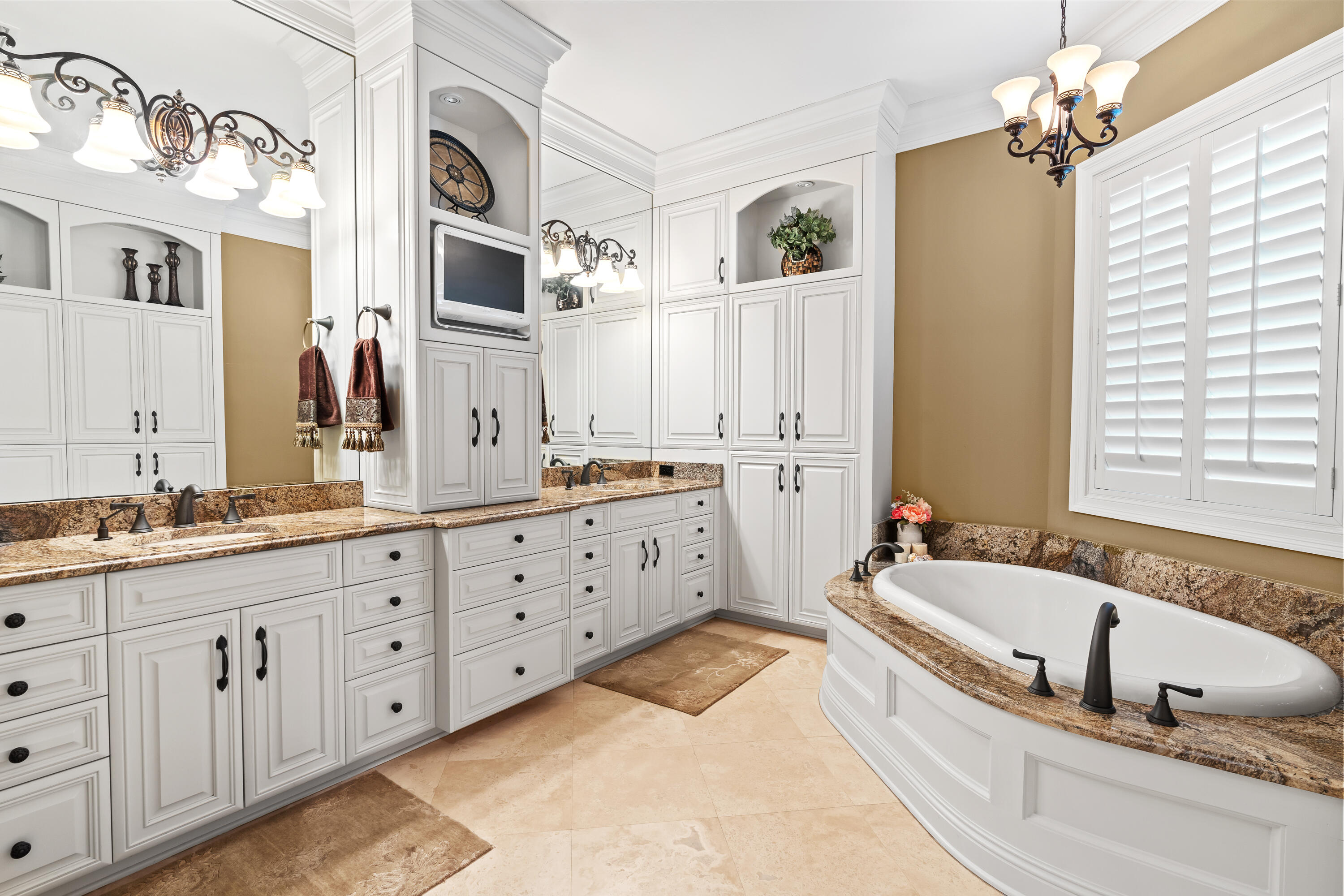 BLACK POINTE - Residential