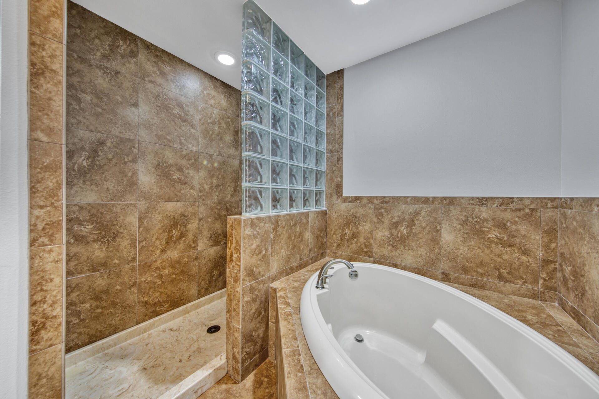 PALM SHORES - Residential