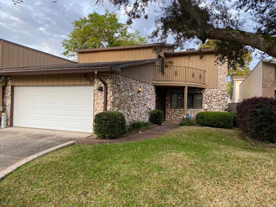 BACK ON MARKET! Sellers took off market temp to decide about roof and living room ceiling repairs. Decision made to put on a NEW ROOF and repair old leak spots! 3 Br/3BA home situated in Donlabrook Gardyns. Between both bases and stones throw to FWB Medical Center and White Wilson. Close to shopping, restaurants and beautiful beaches with in 15 minutes! Once the model home and show piece in this subdivision. Grand living room with high vaulted ceiling, corner fireplace and a beautiful open oak staircase. Formal dining room perfect for entertaining and doors lead out to the large deck area. Eat- in kitchen and lots of cabinets. Inviting breakfast area has windows that span across the front. 3 Master bedroom suites, each with baths! Buyer to verify all info and measurements deemed important.