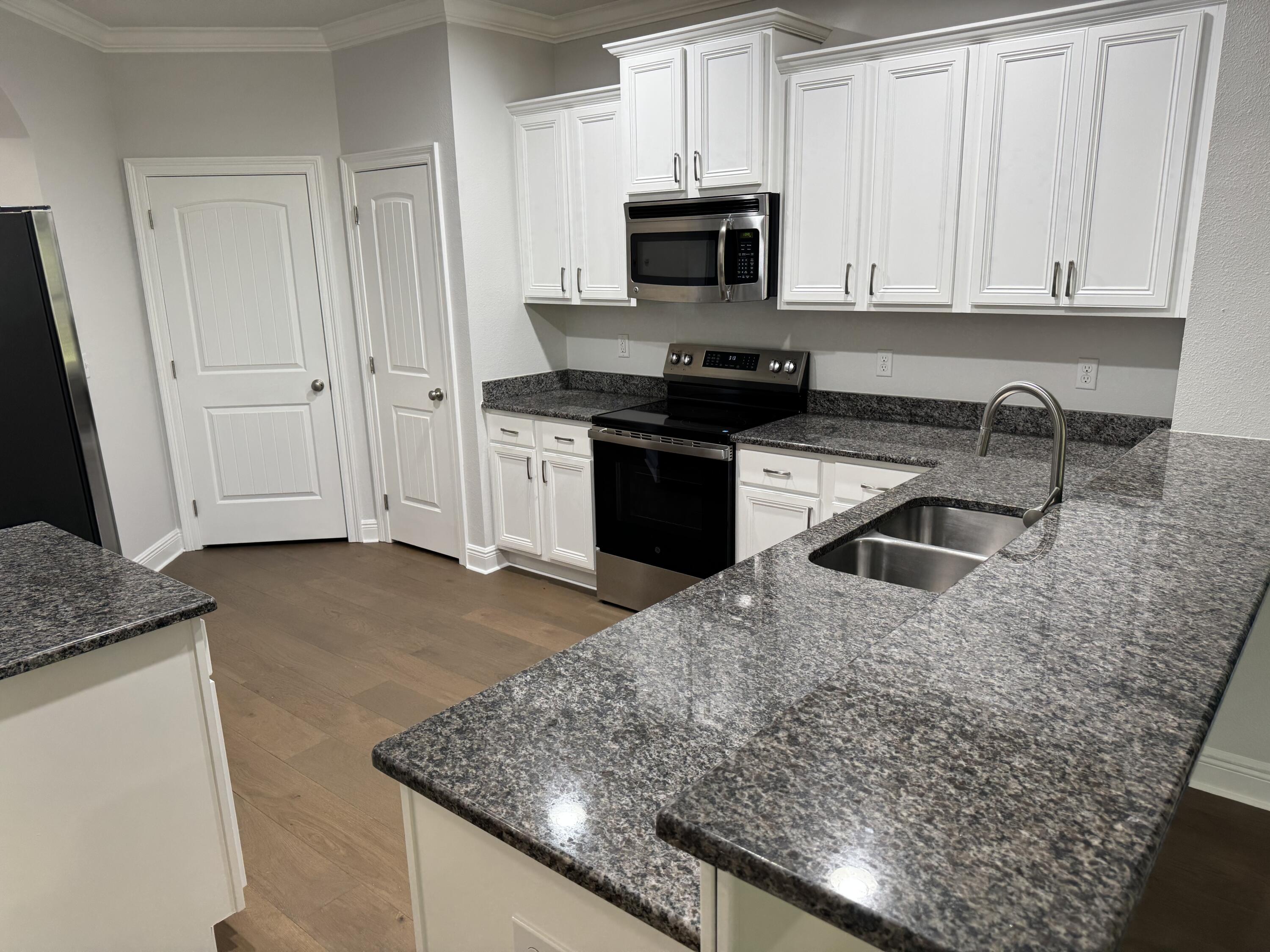 WHISPERING LAKE - Residential