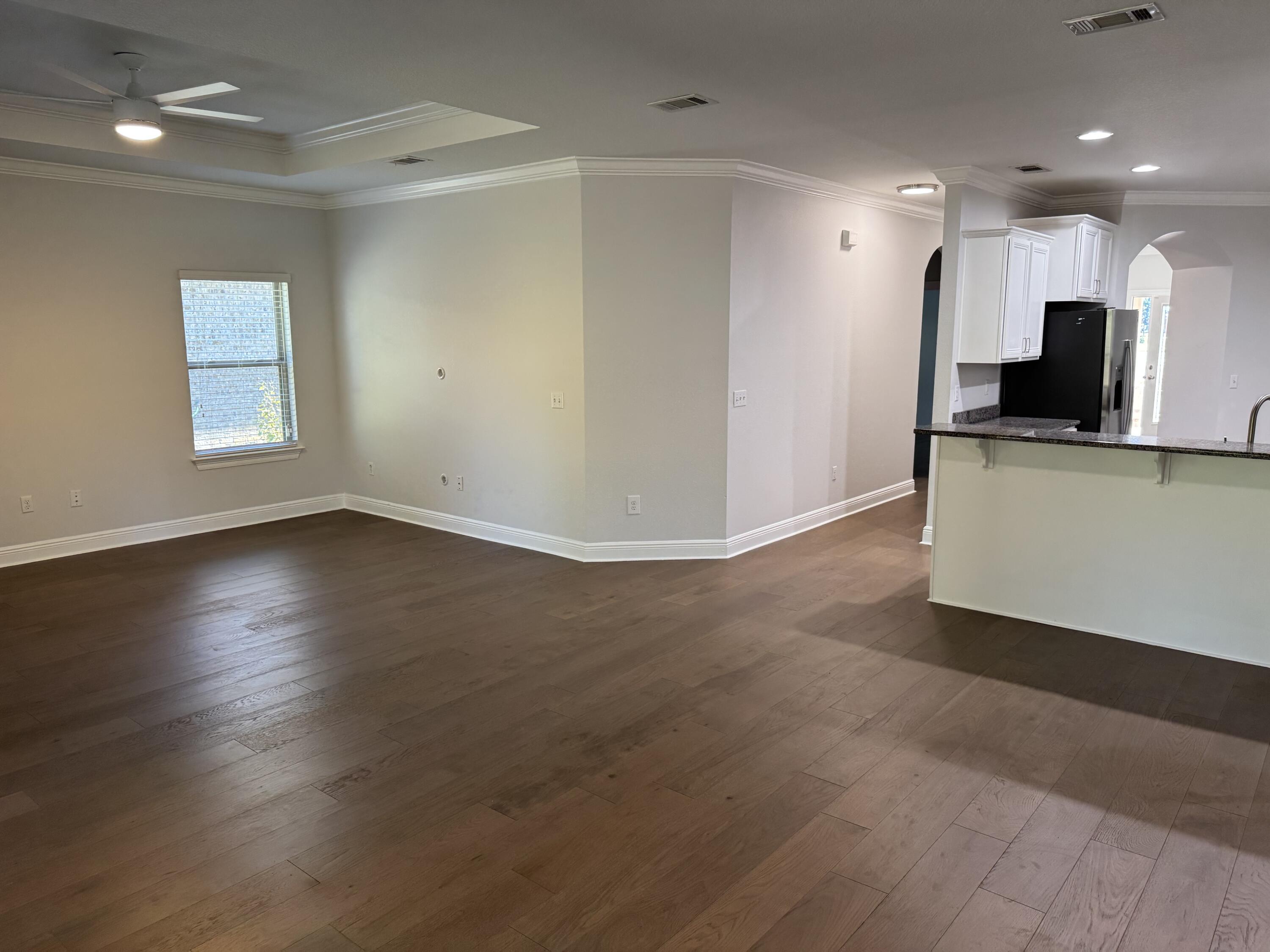 WHISPERING LAKE - Residential