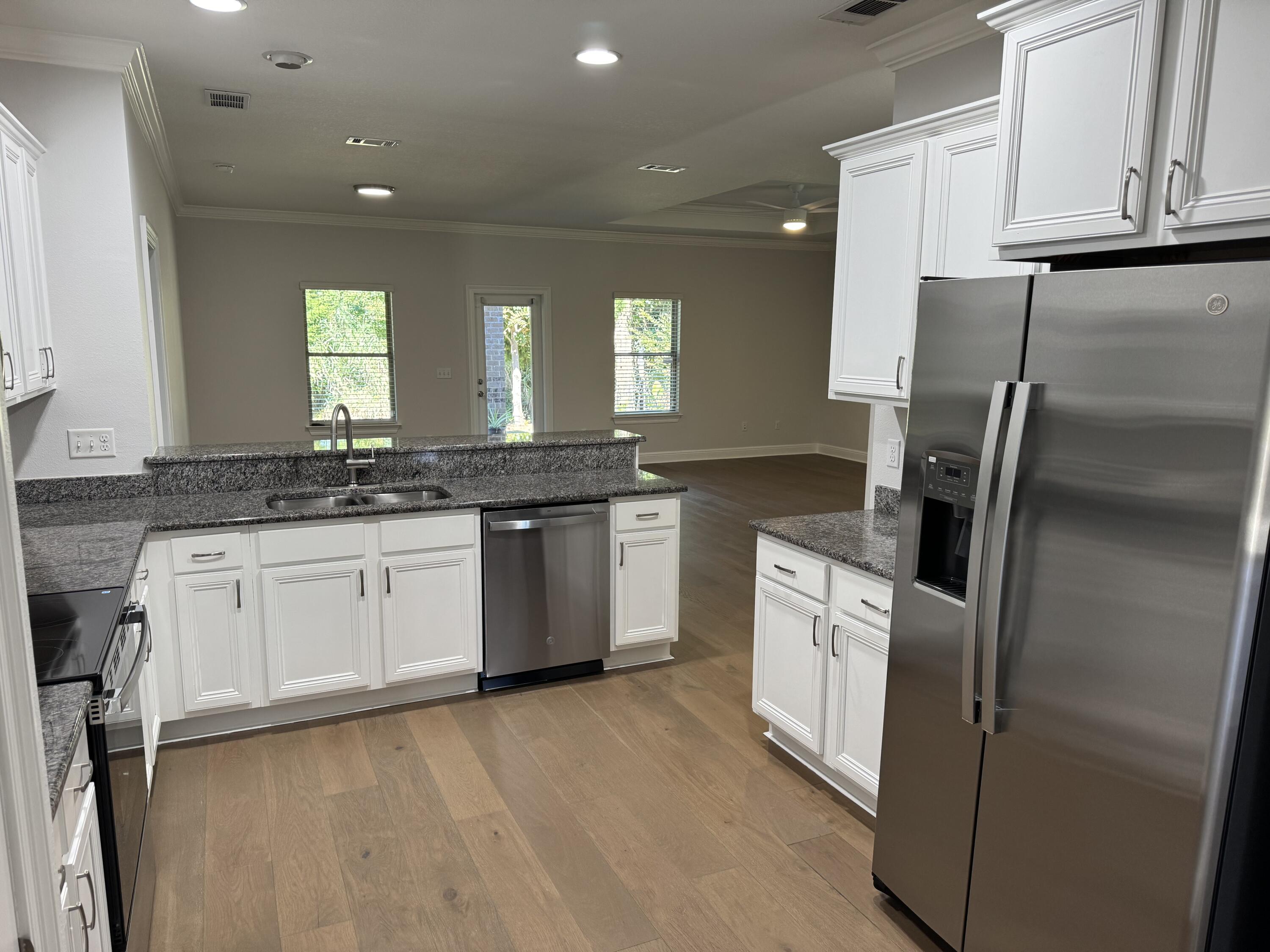 WHISPERING LAKE - Residential