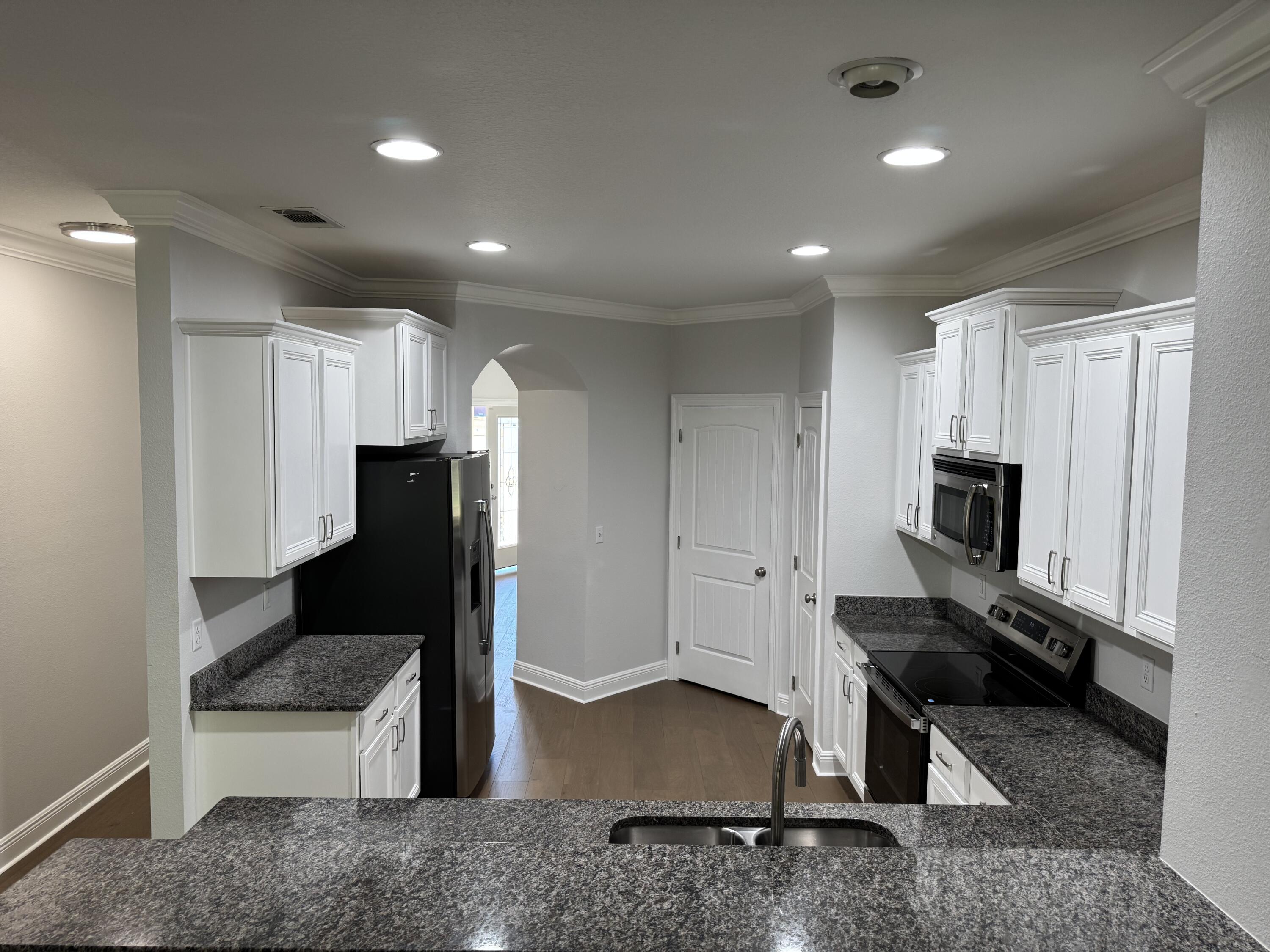 WHISPERING LAKE - Residential