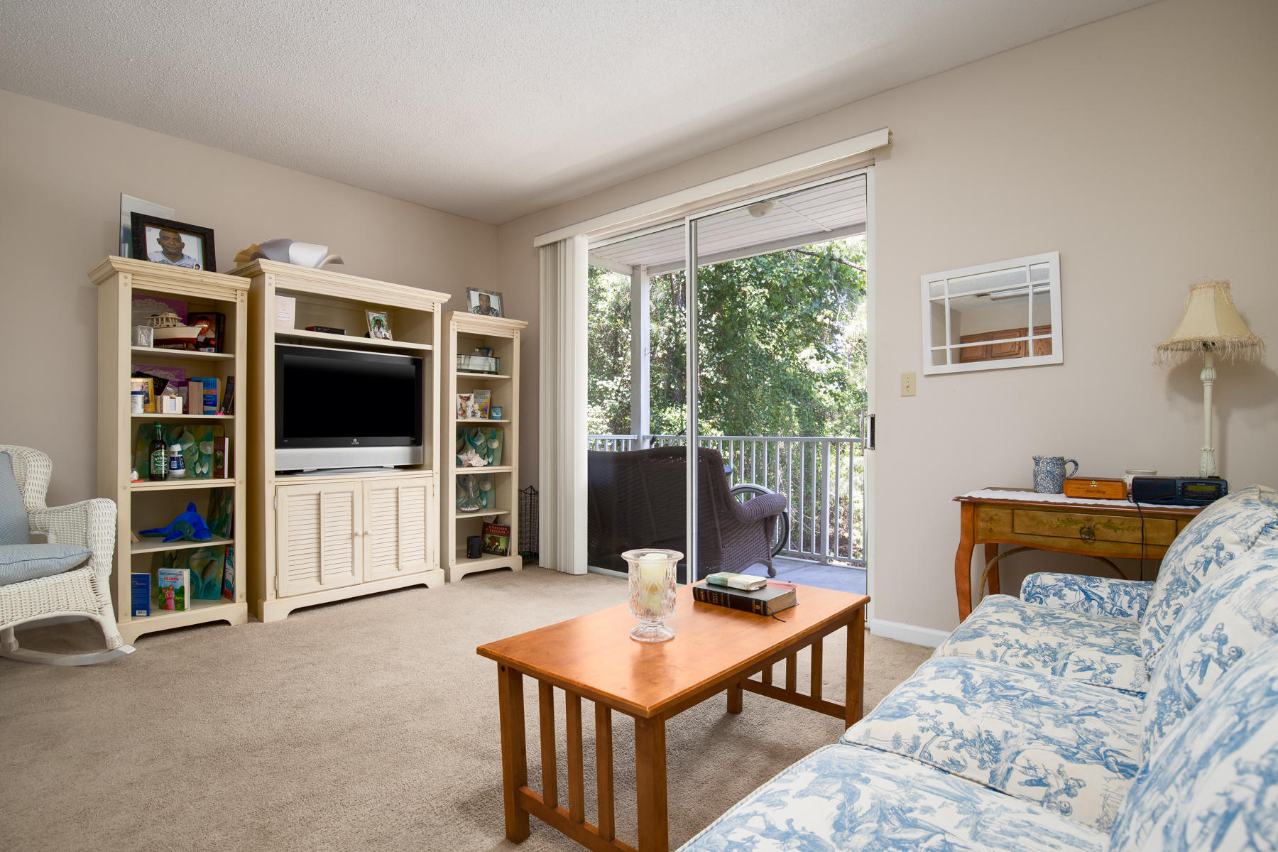 LOCATION~LOCATION. Large one bedroom in Pointe of View Condominiums. Laminate floors in hallway. Unit is on end of the building offering more natural light. Located walking distance to Grand Boulevard which offers Publix, movie theater, shops and many great restaurants!~