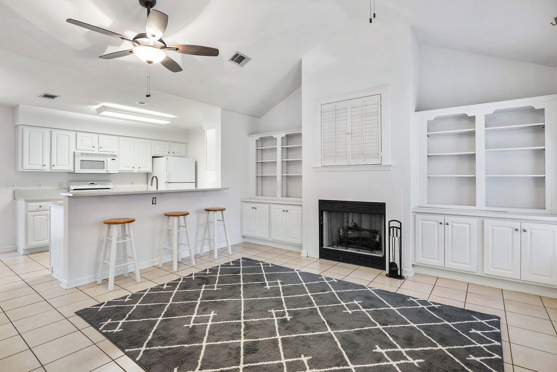 OAK HARBOUR T/H VILLAS - Residential